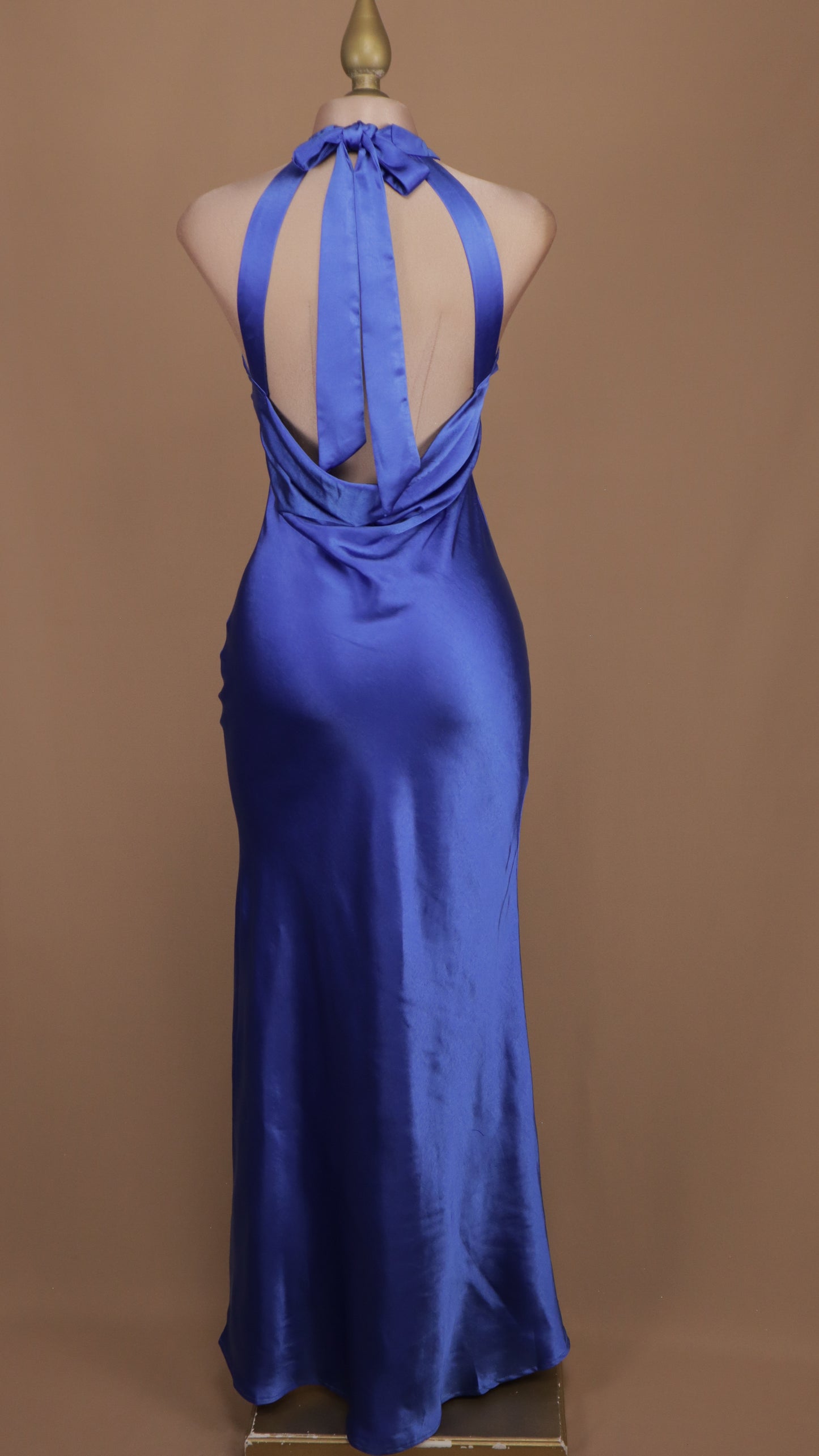 Vestido largo cuello halter satinado