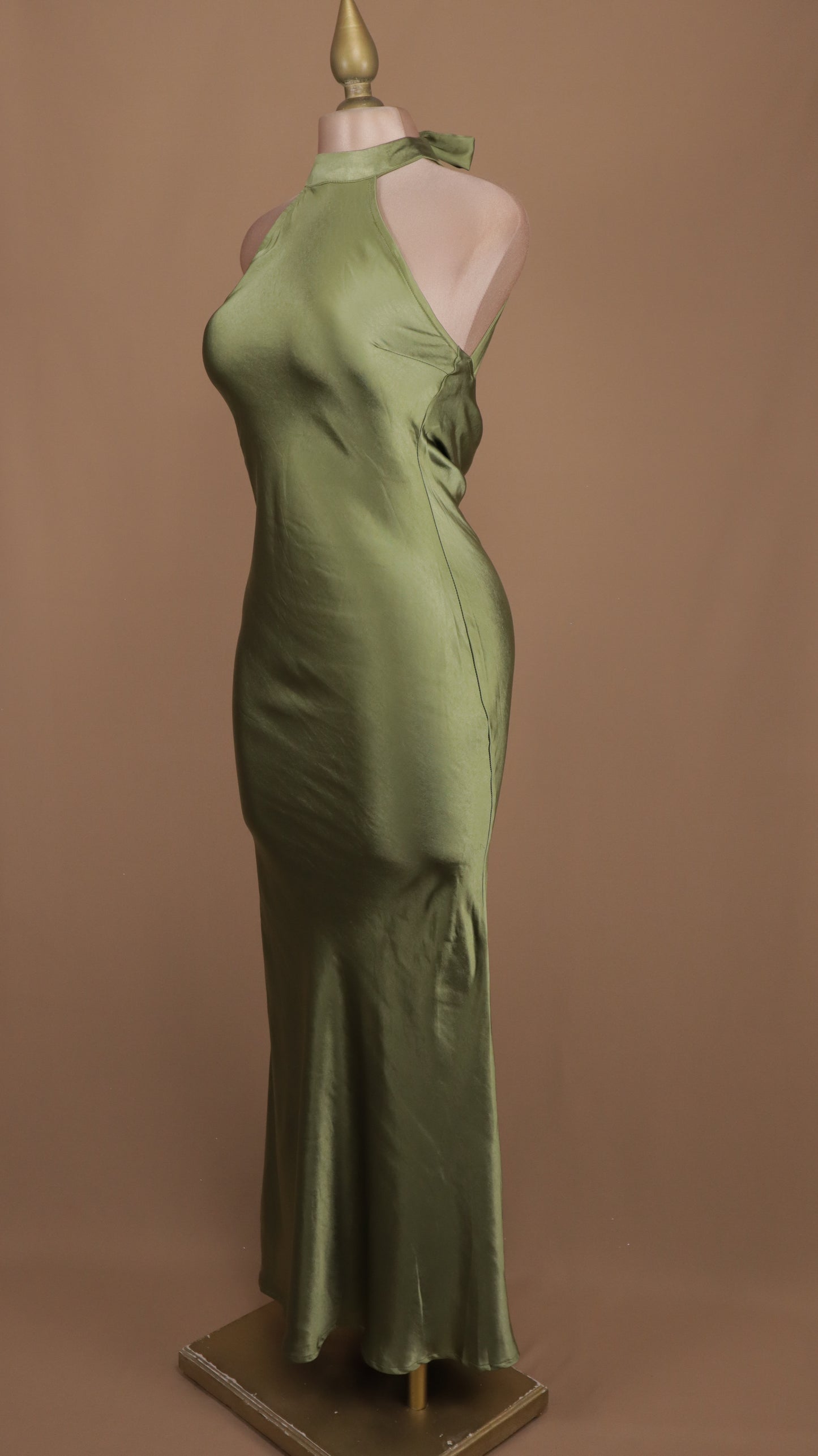 Vestido largo cuello halter satinado