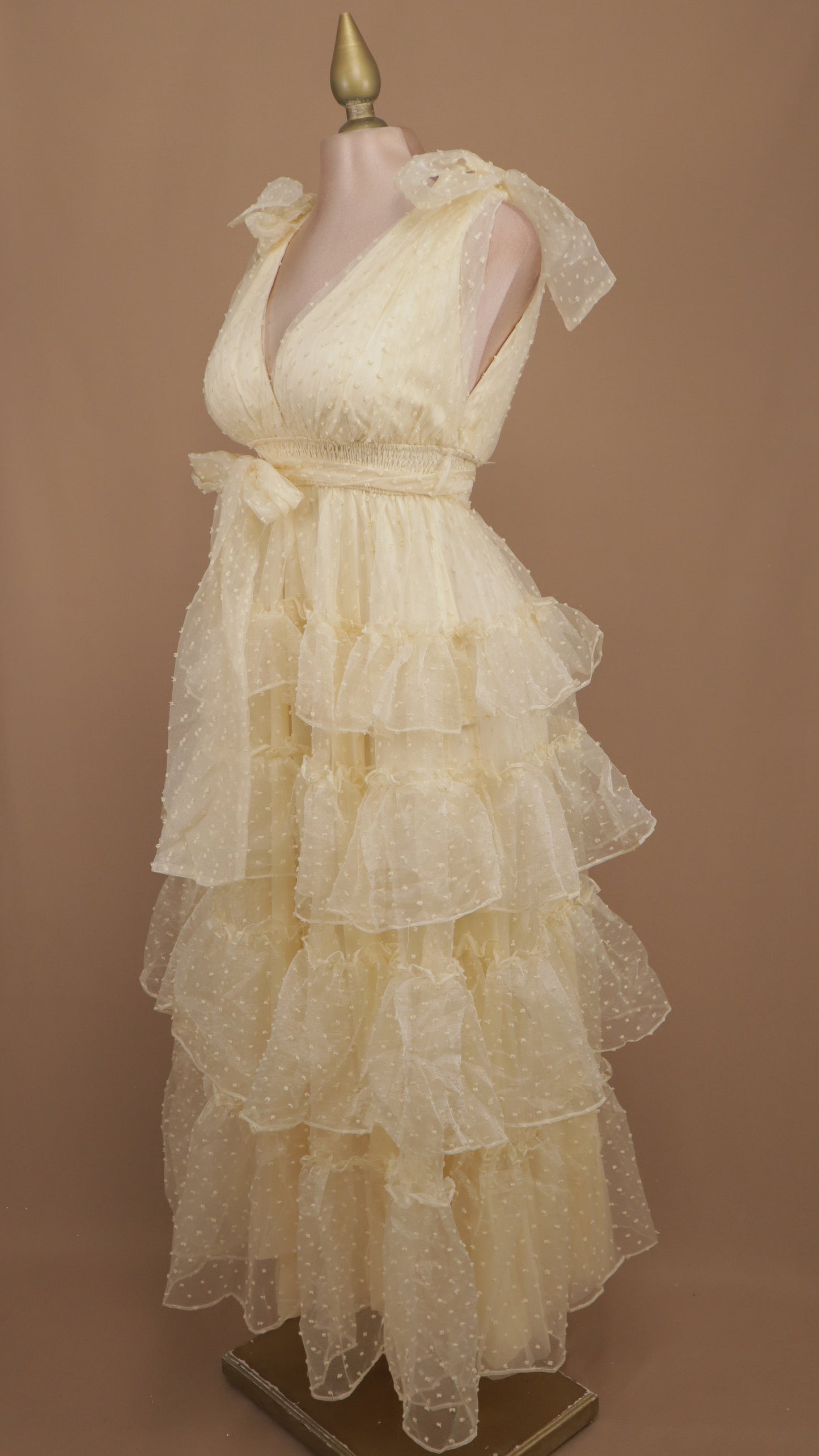 Vestido midi con olanes y tul escote en v