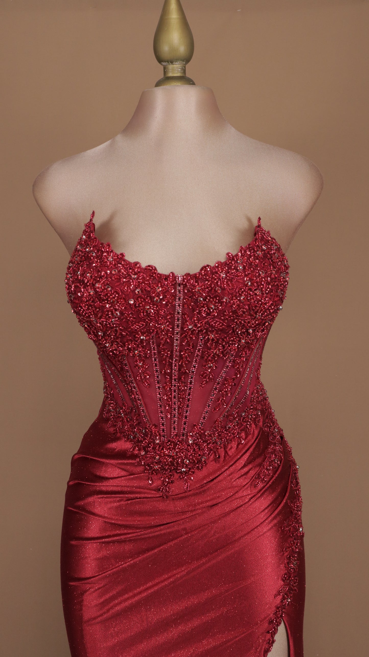 Vestido largo para graduación con aplicación y abertura