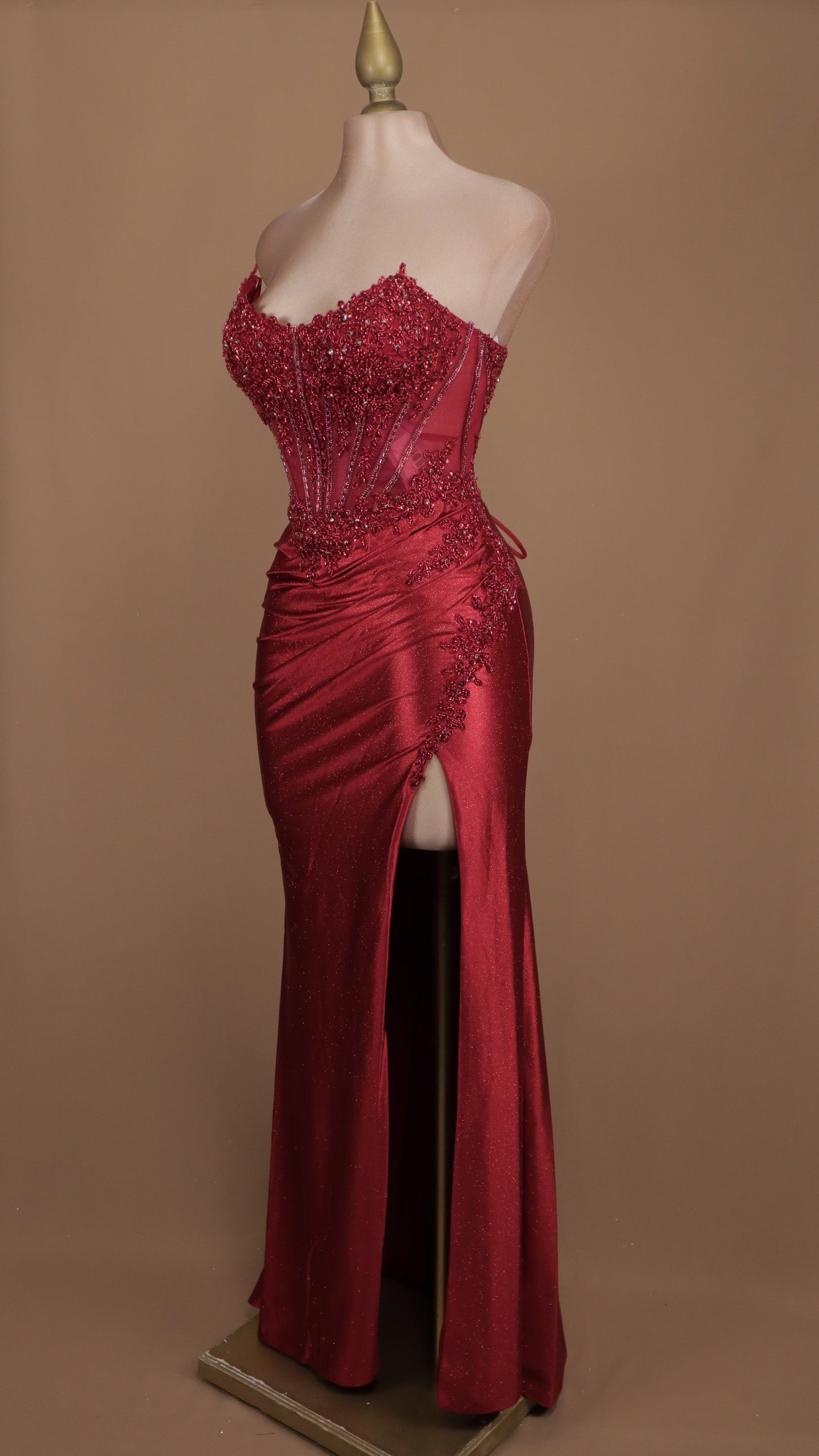 Vestido largo para graduación con aplicación y abertura
