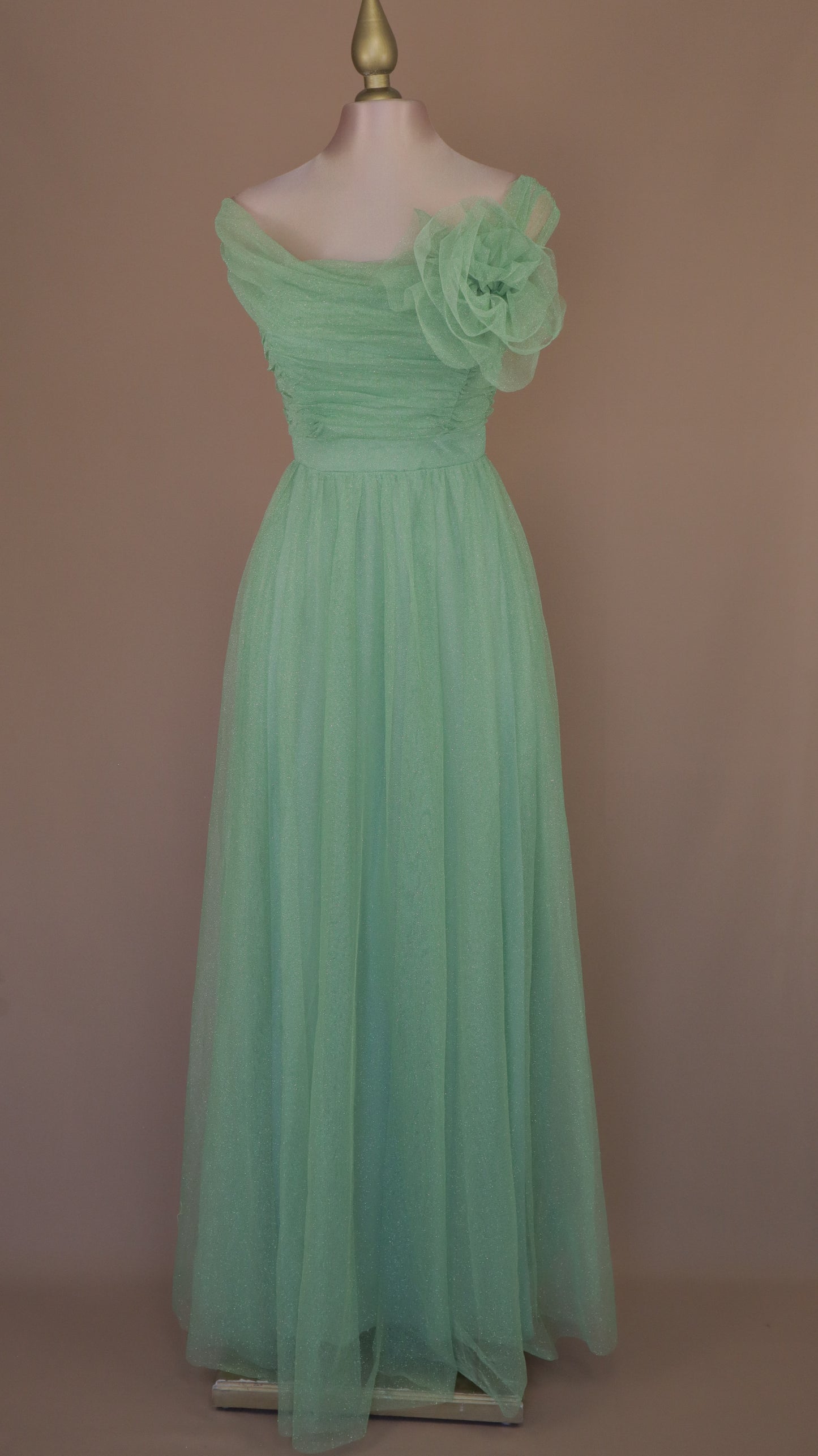 Vestido largo con destello y flor