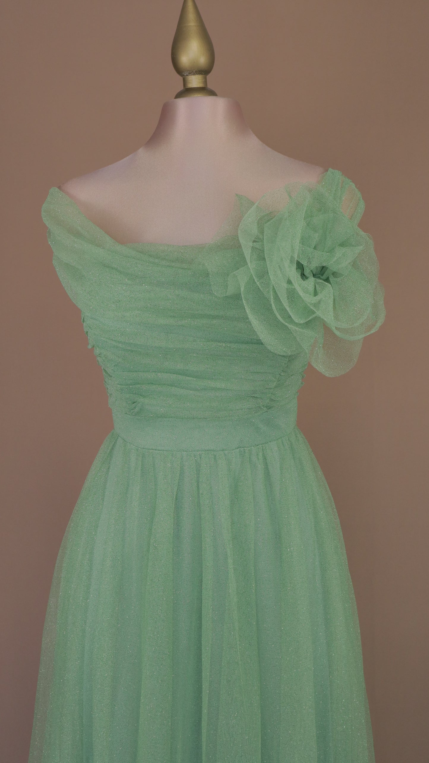 Vestido largo con destello y flor