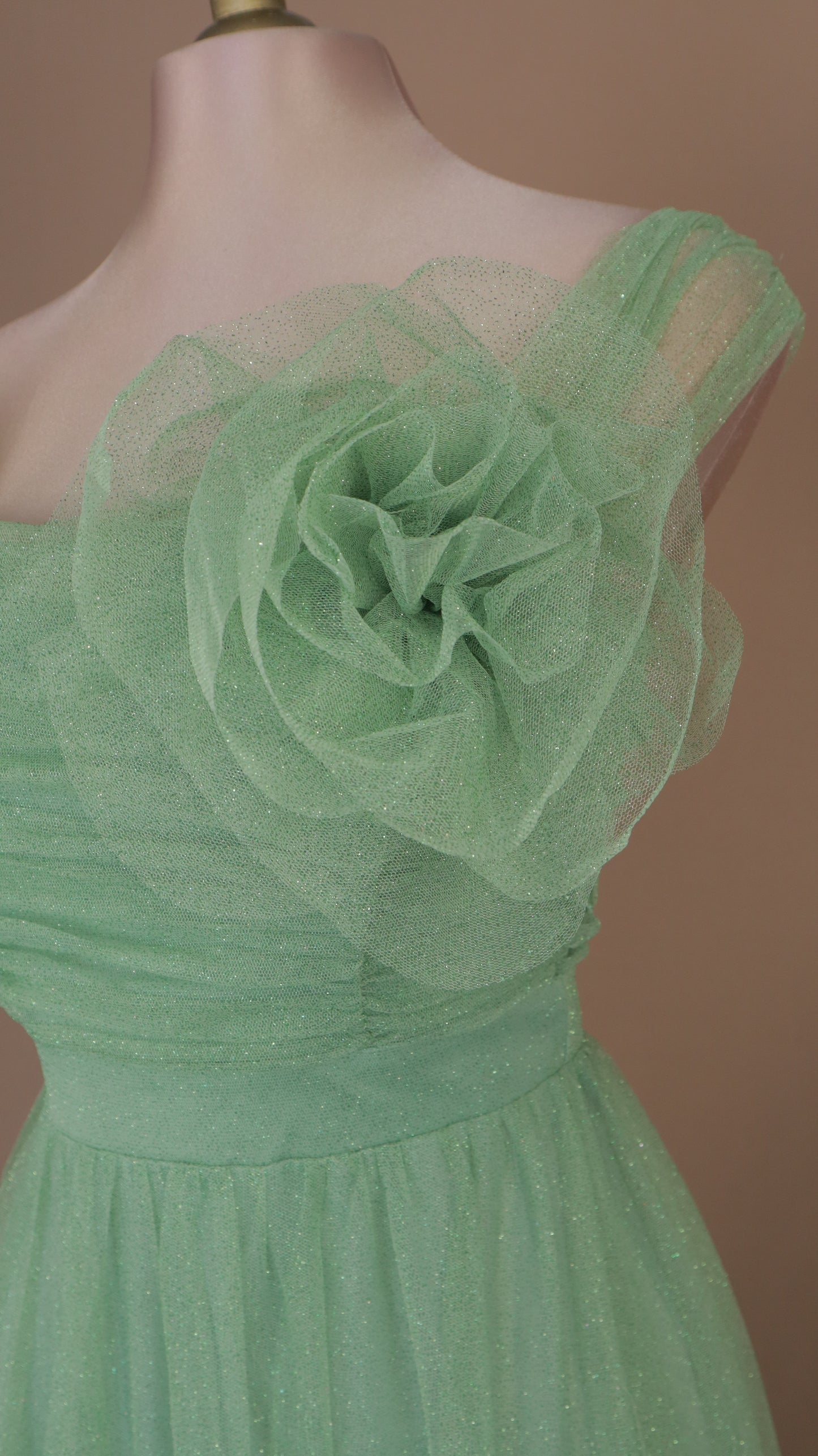 Vestido largo con destello y flor