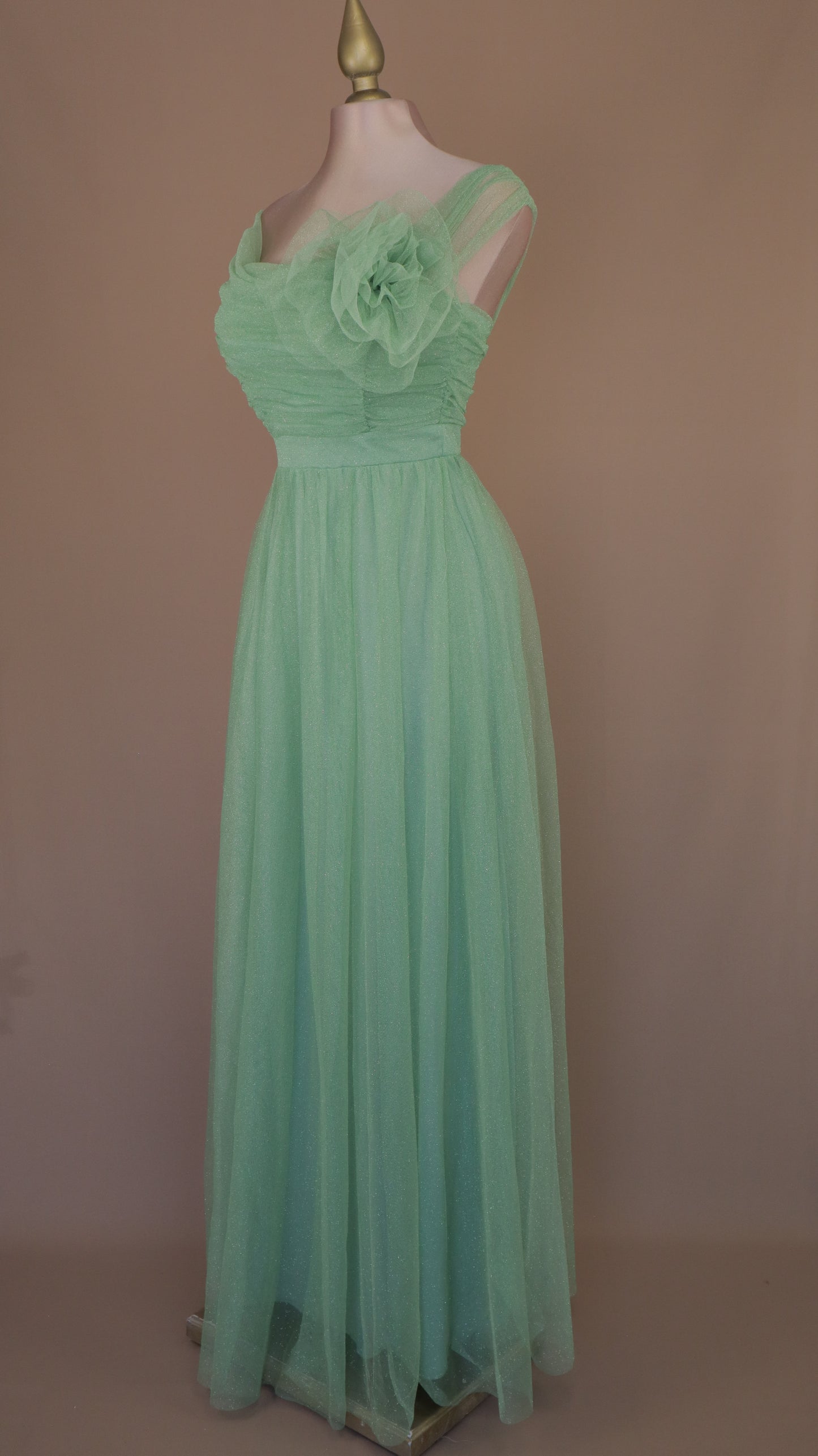 Vestido largo con destello y flor