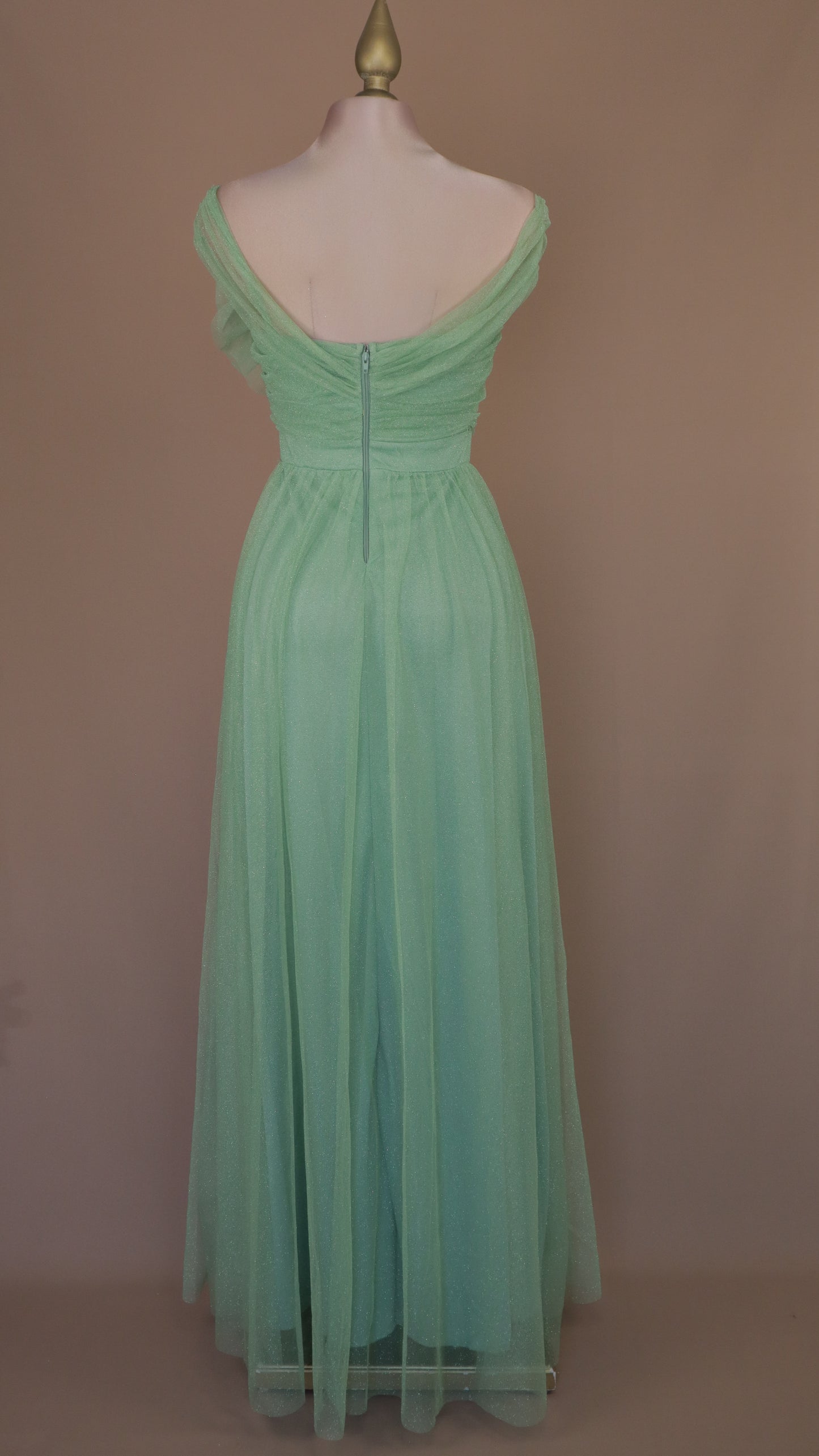 Vestido largo con destello y flor