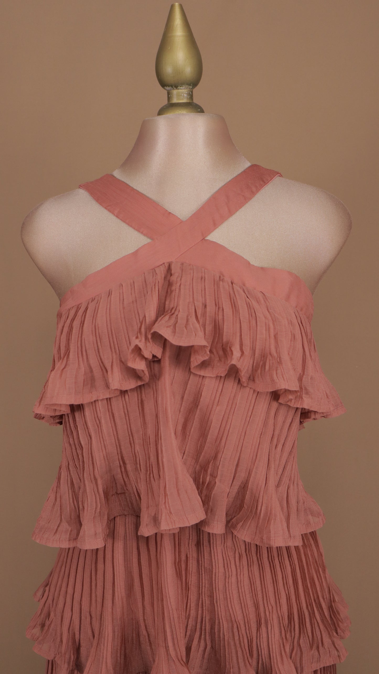 Vestido midi cuello halter y olanes