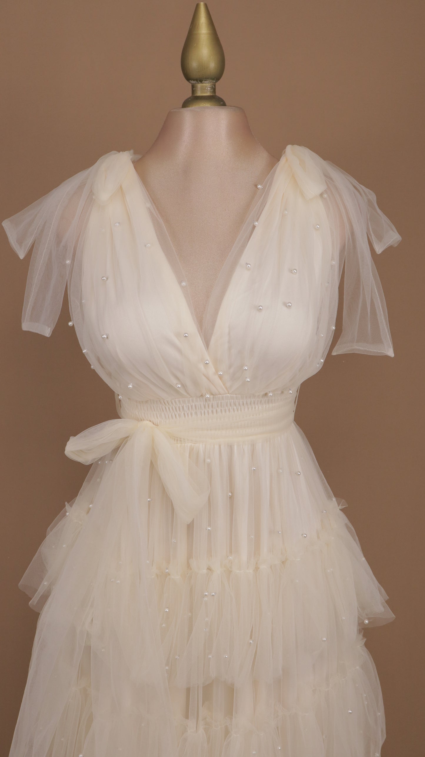 Vestido largo de tul con perlas y escote en V