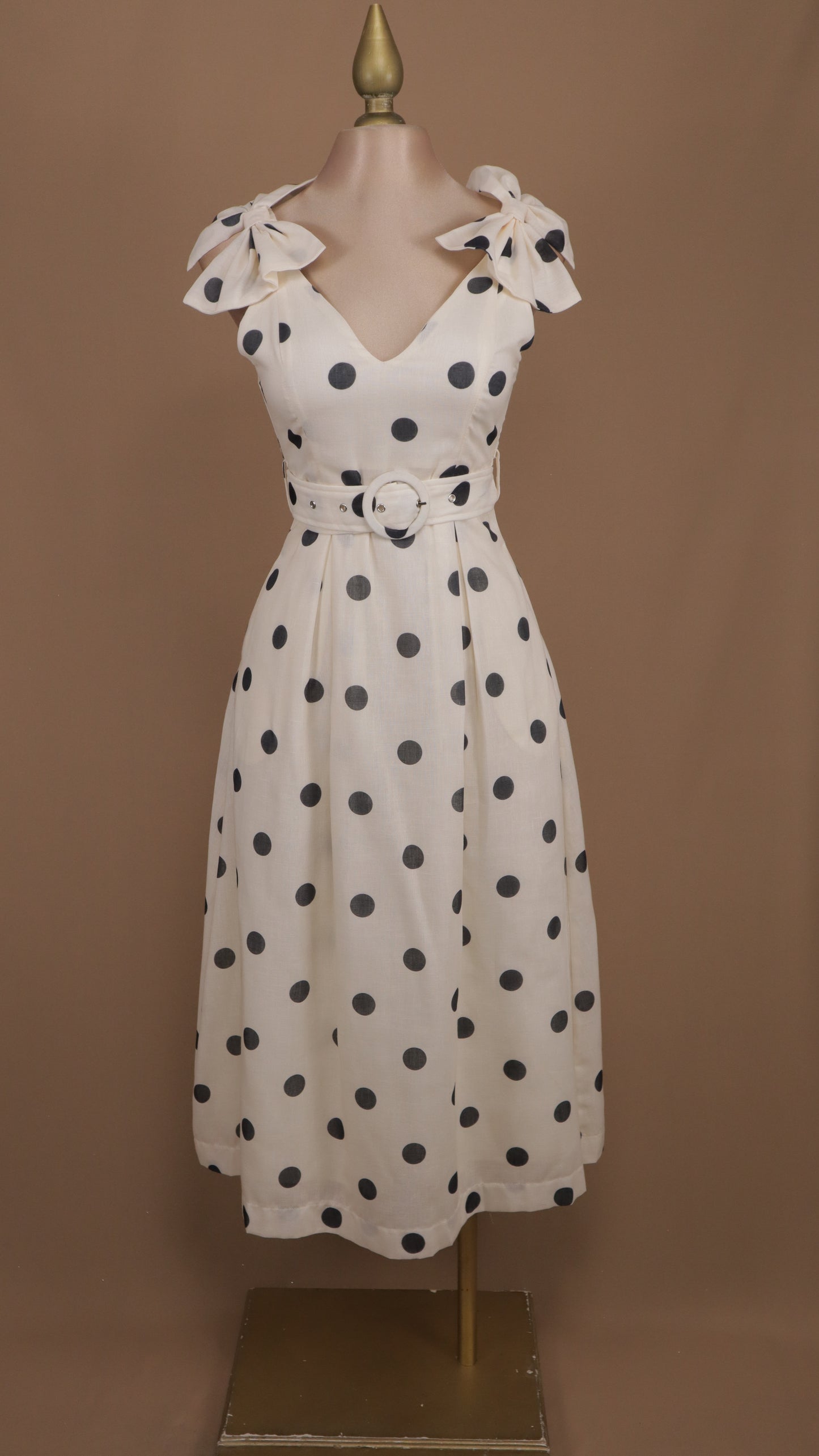 Vestido midi boleado con moños en tirantes