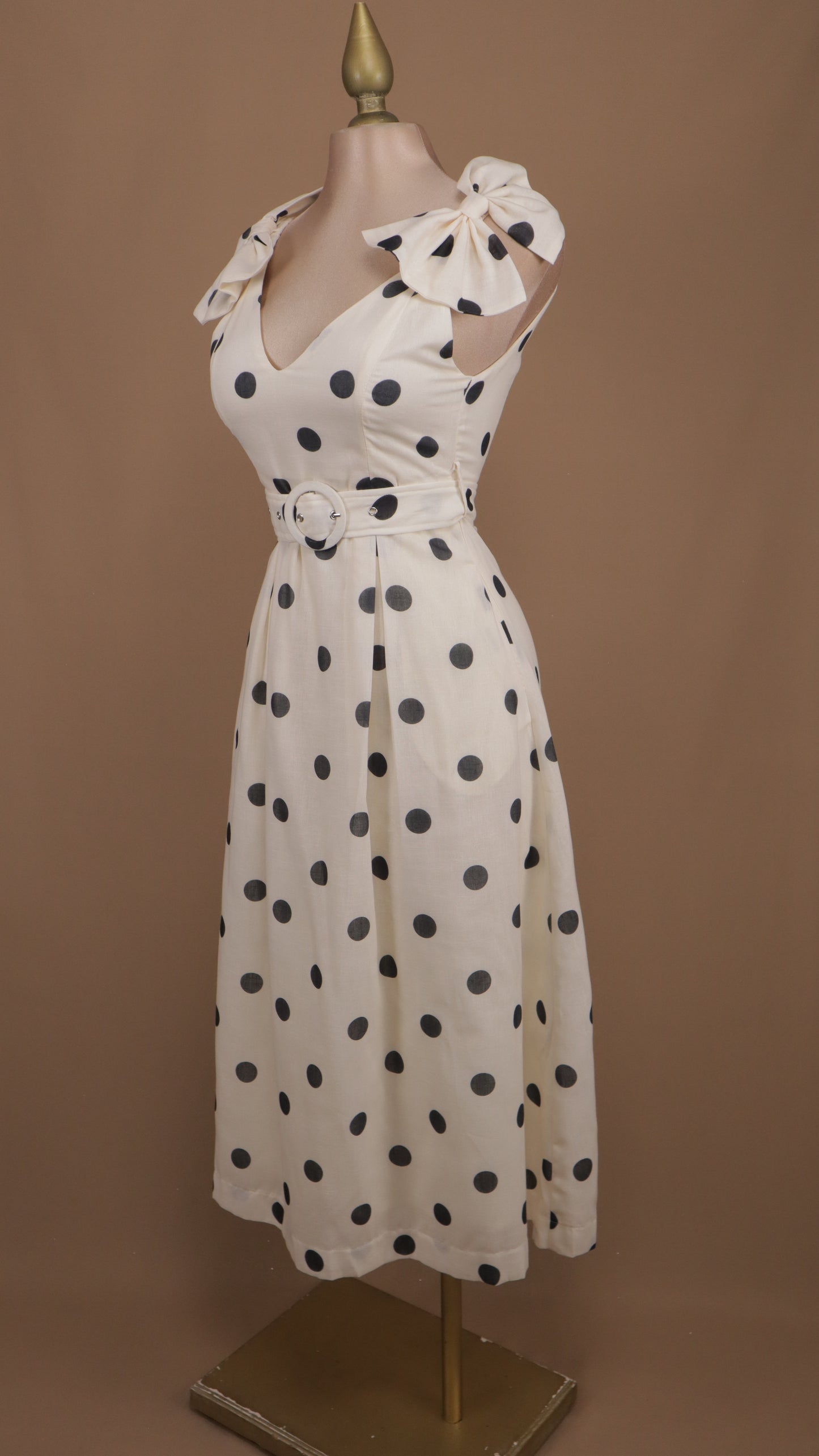 Vestido midi boleado con moños en tirantes