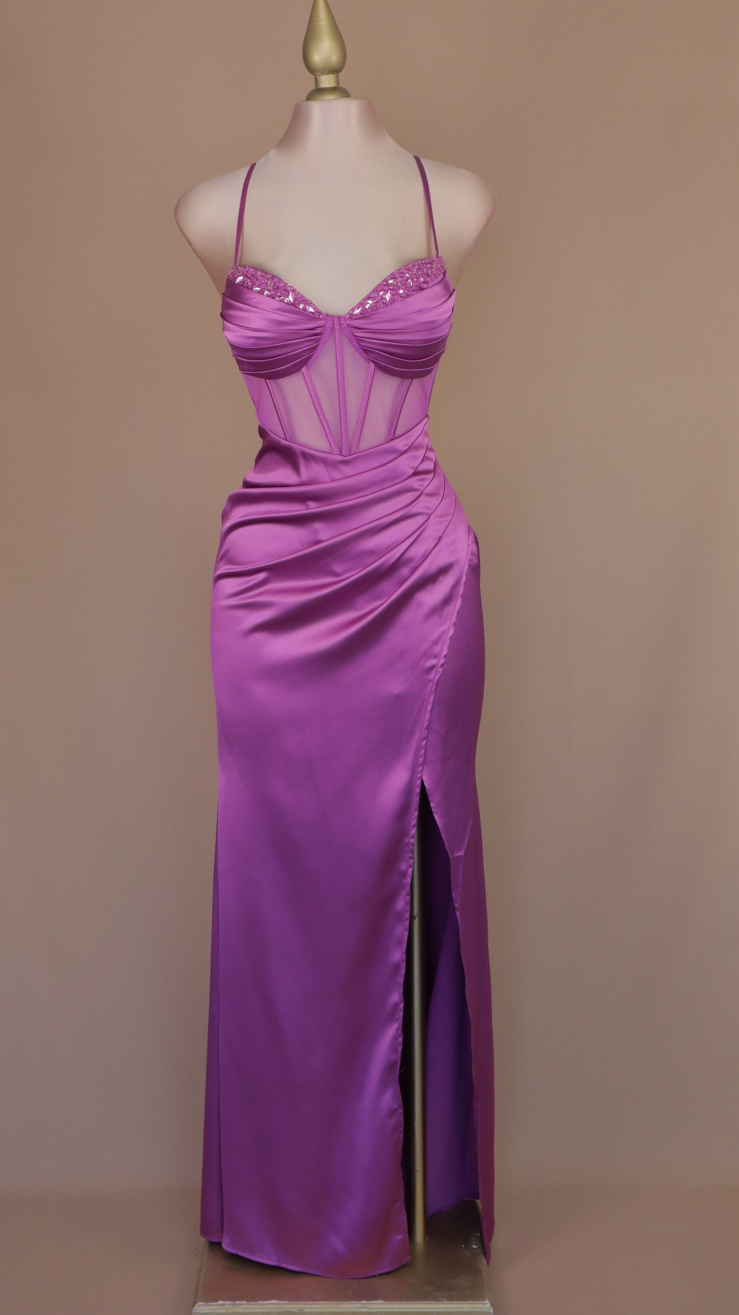 Vestido largo con pedrería en busto