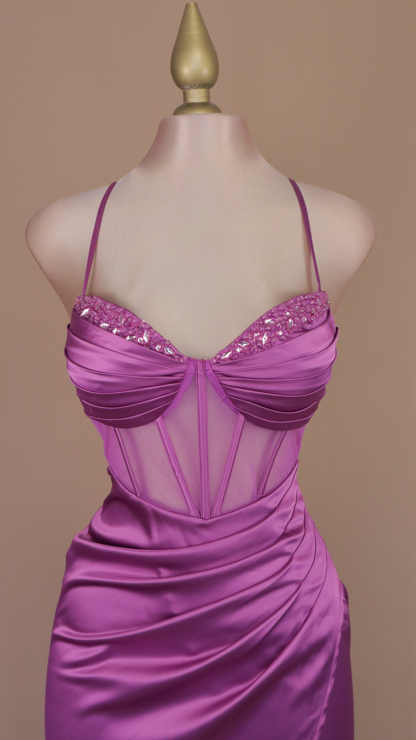Vestido largo con pedrería en busto
