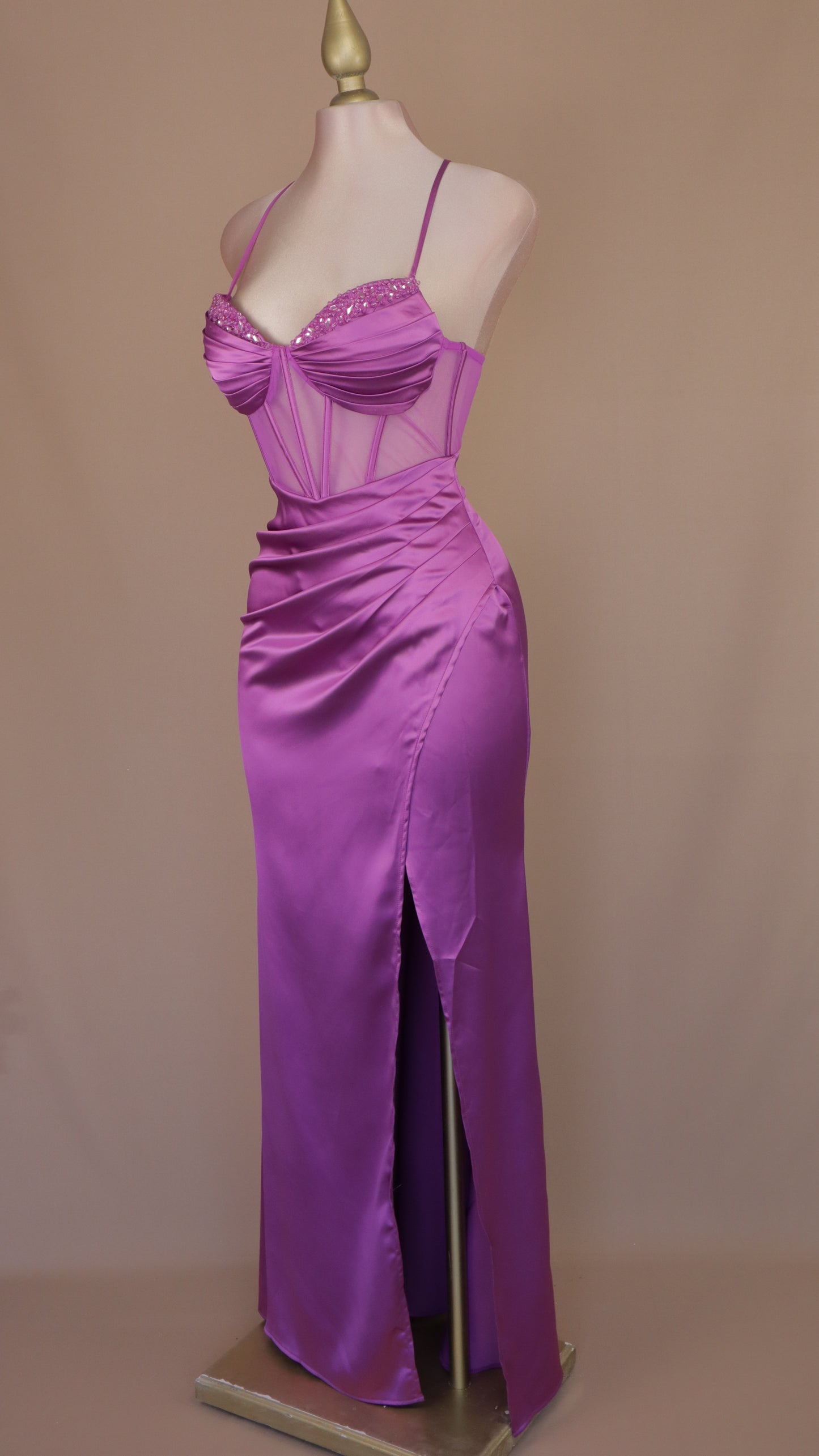 Vestido largo con pedrería en busto