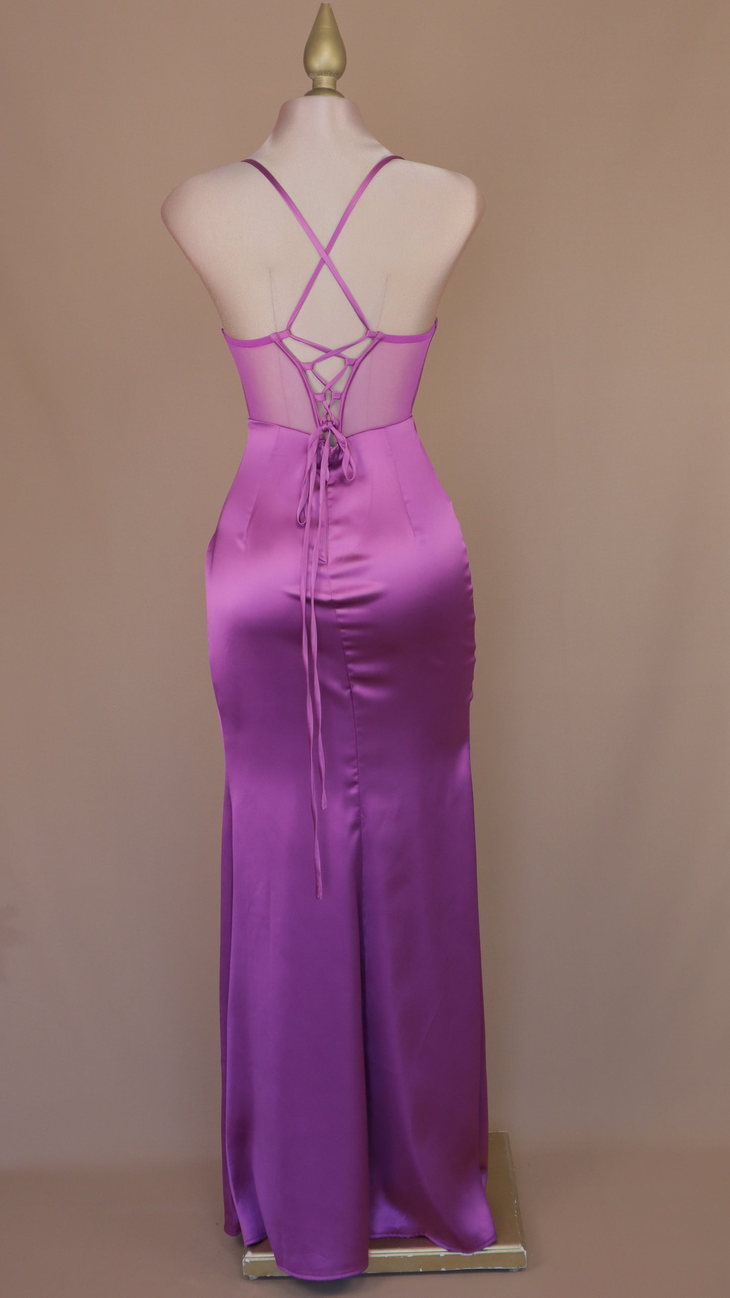Vestido largo con pedrería en busto