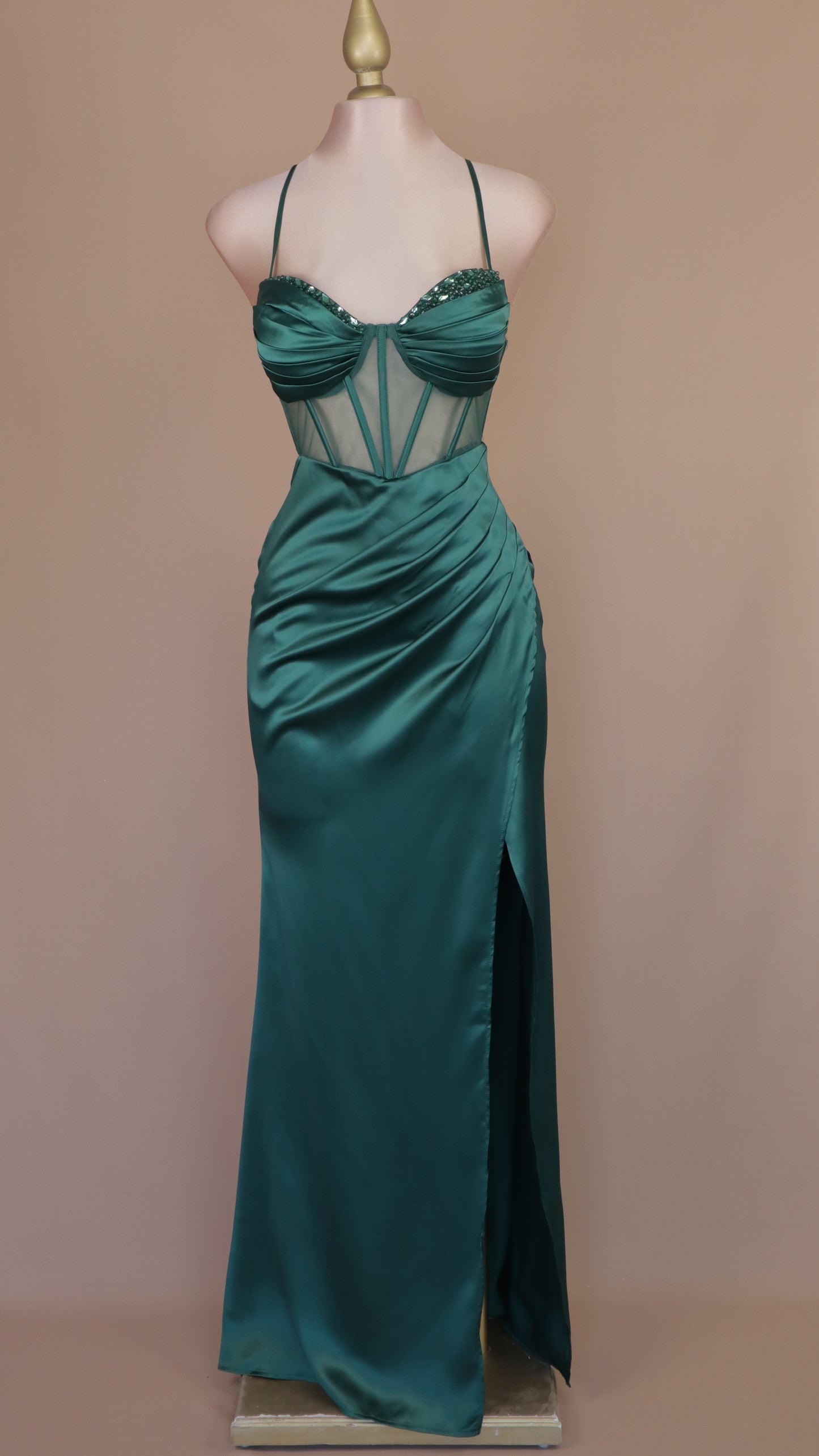 Vestido largo con pedrería en busto