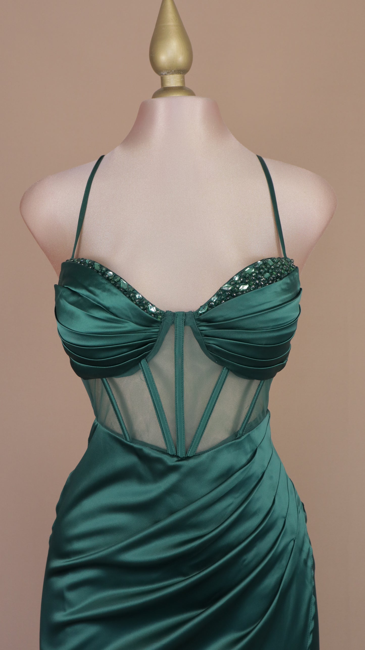 Vestido largo con pedrería en busto