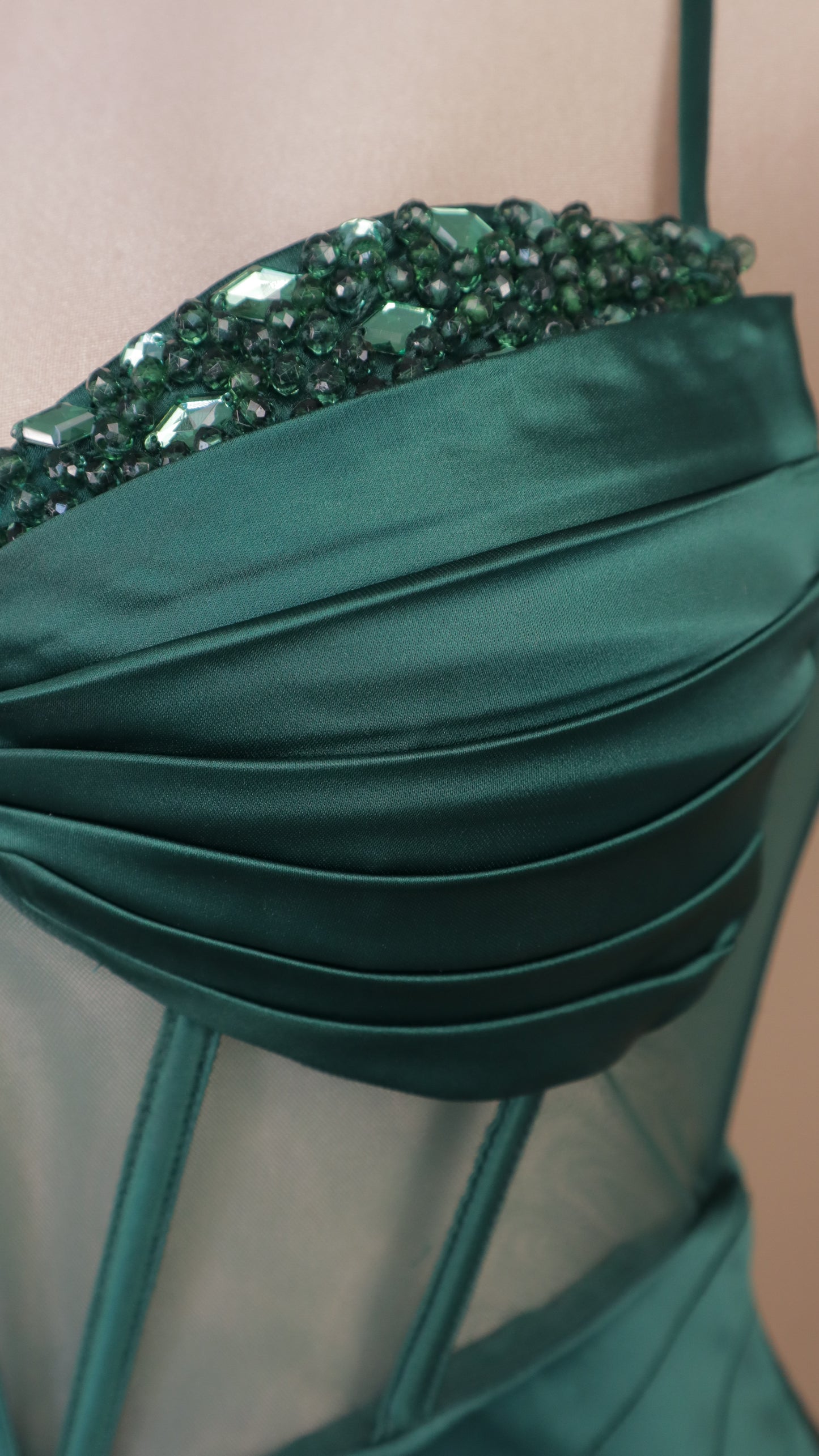 Vestido largo con pedrería en busto