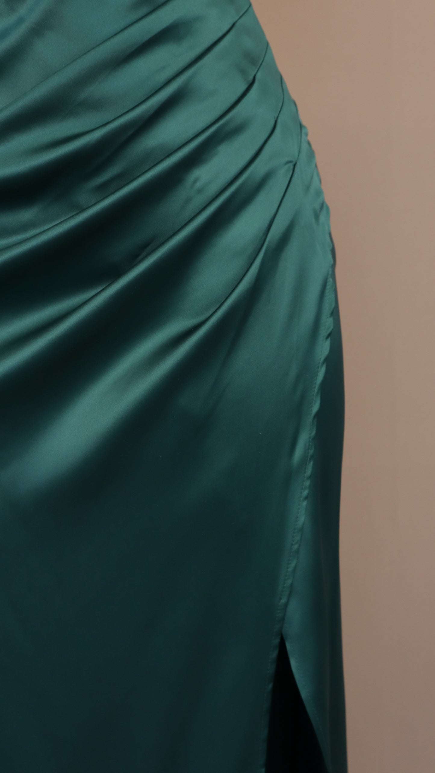 Vestido largo con pedrería en busto