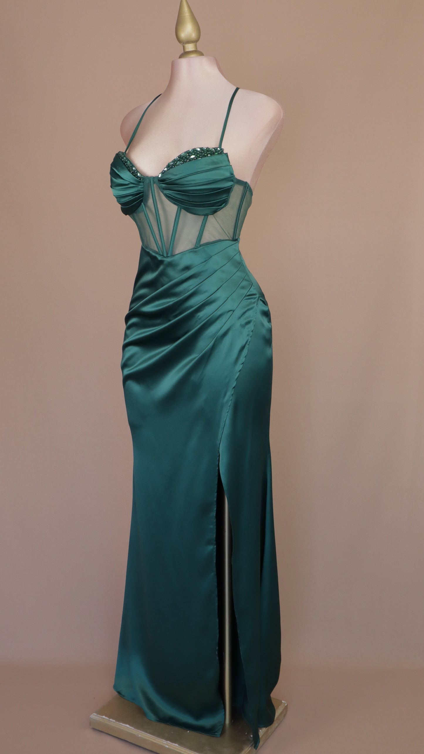 Vestido largo con pedrería en busto