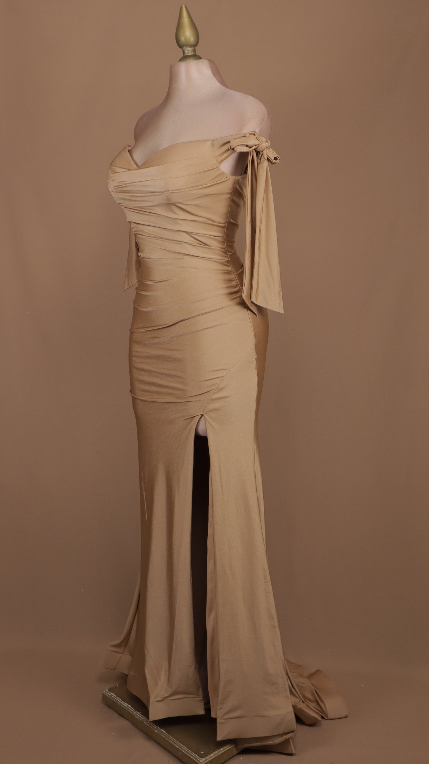 Vestido largo con escote al hombro y abertura en pierna