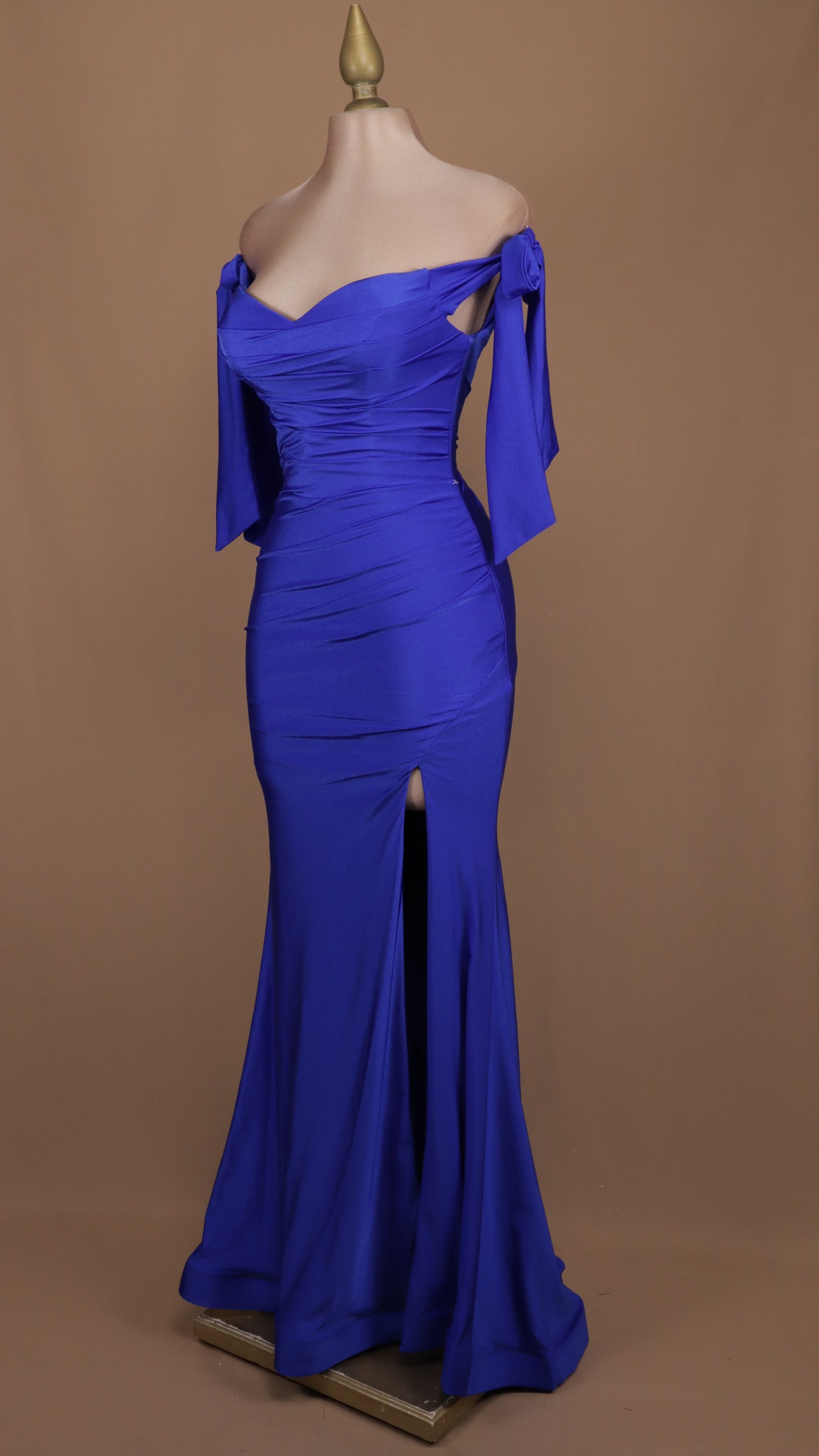 Vestido largo con escote al hombro y abertura en pierna