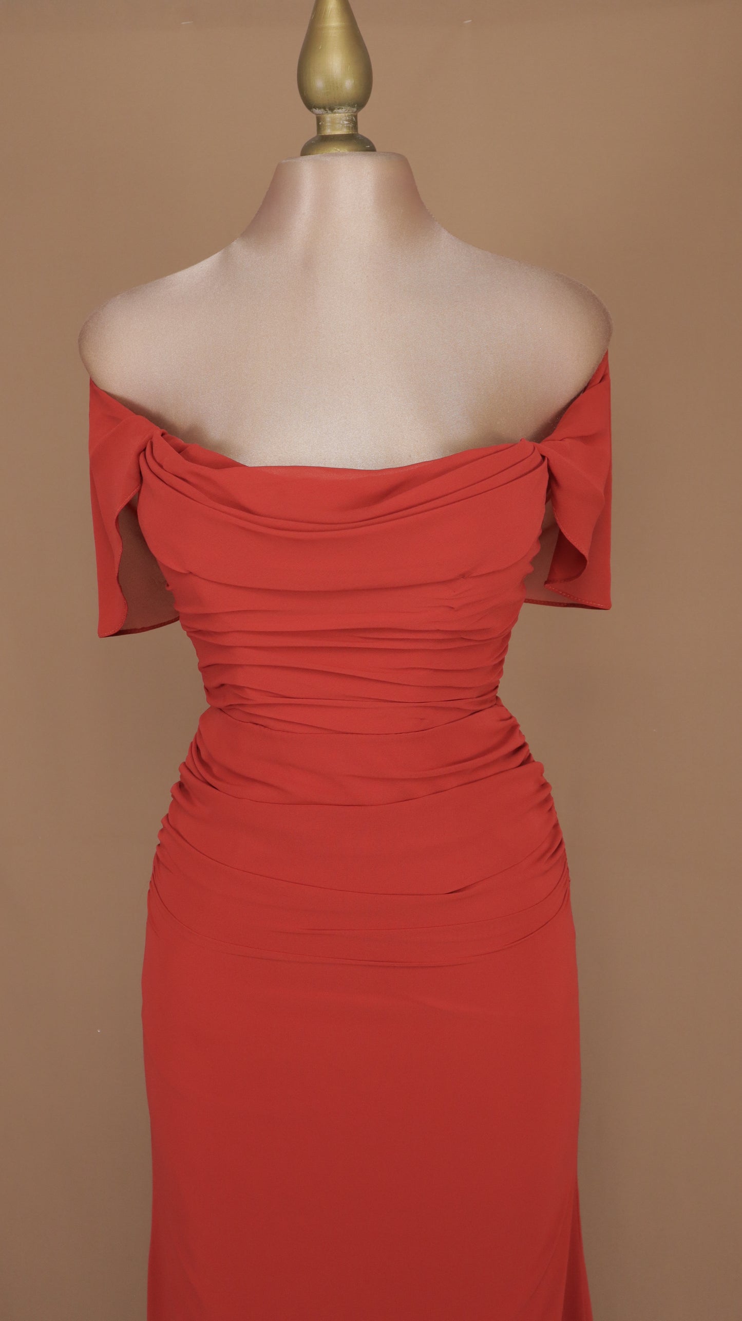 Vestido largo al hombro y plisado de chiffon