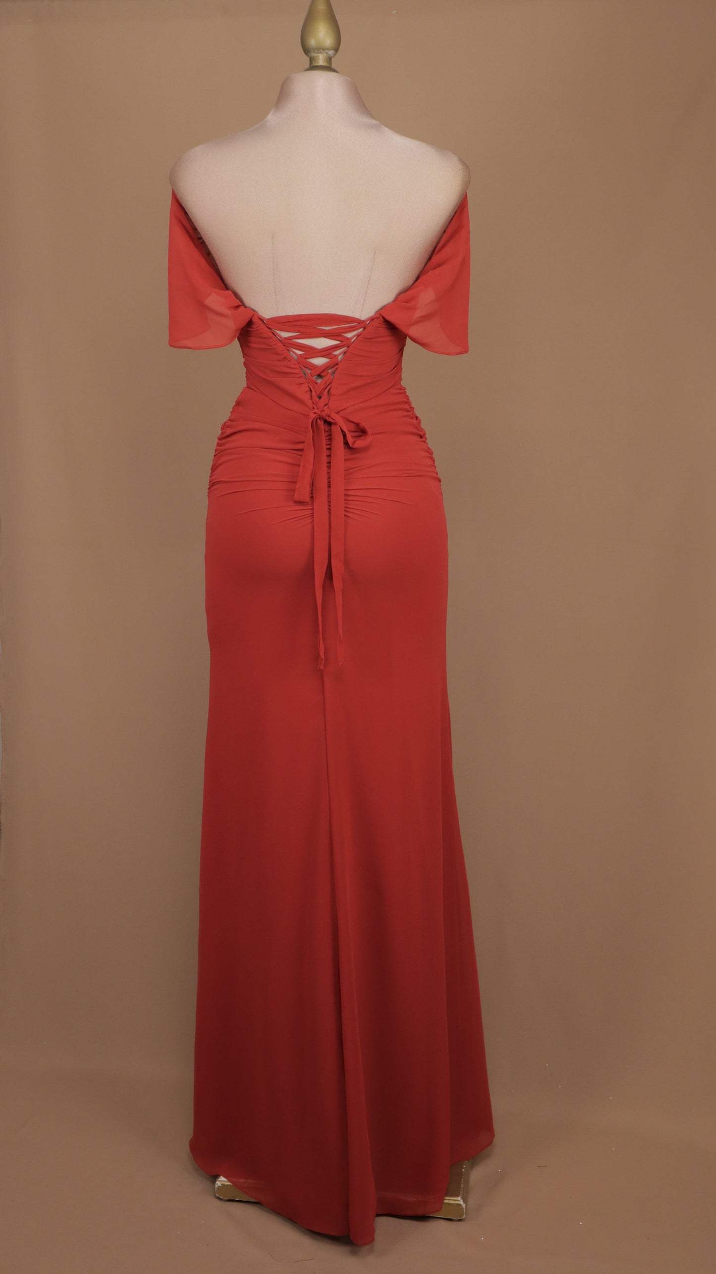 Vestido largo al hombro y plisado de chiffon