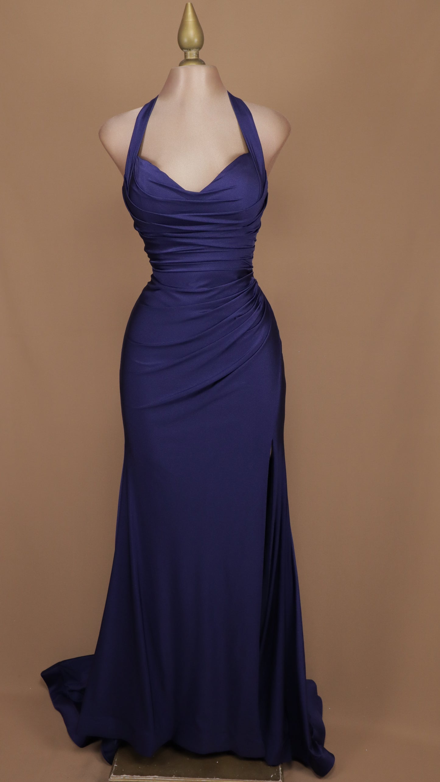 Vestido largo con cuello halter y escote en la espalda