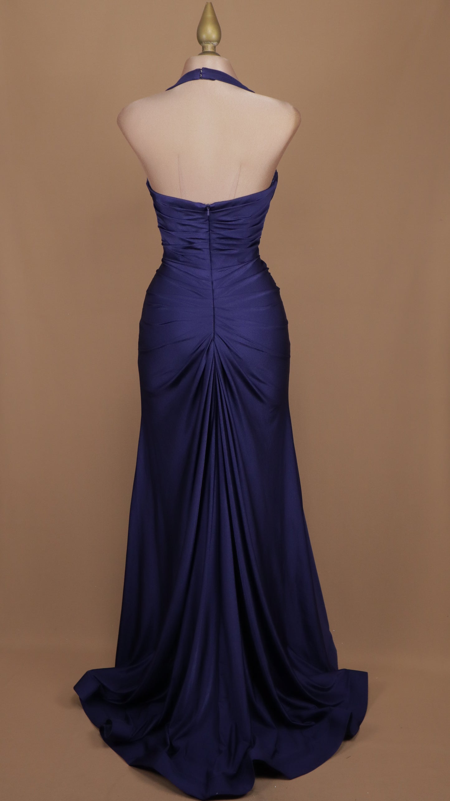 Vestido largo con cuello halter y escote en la espalda