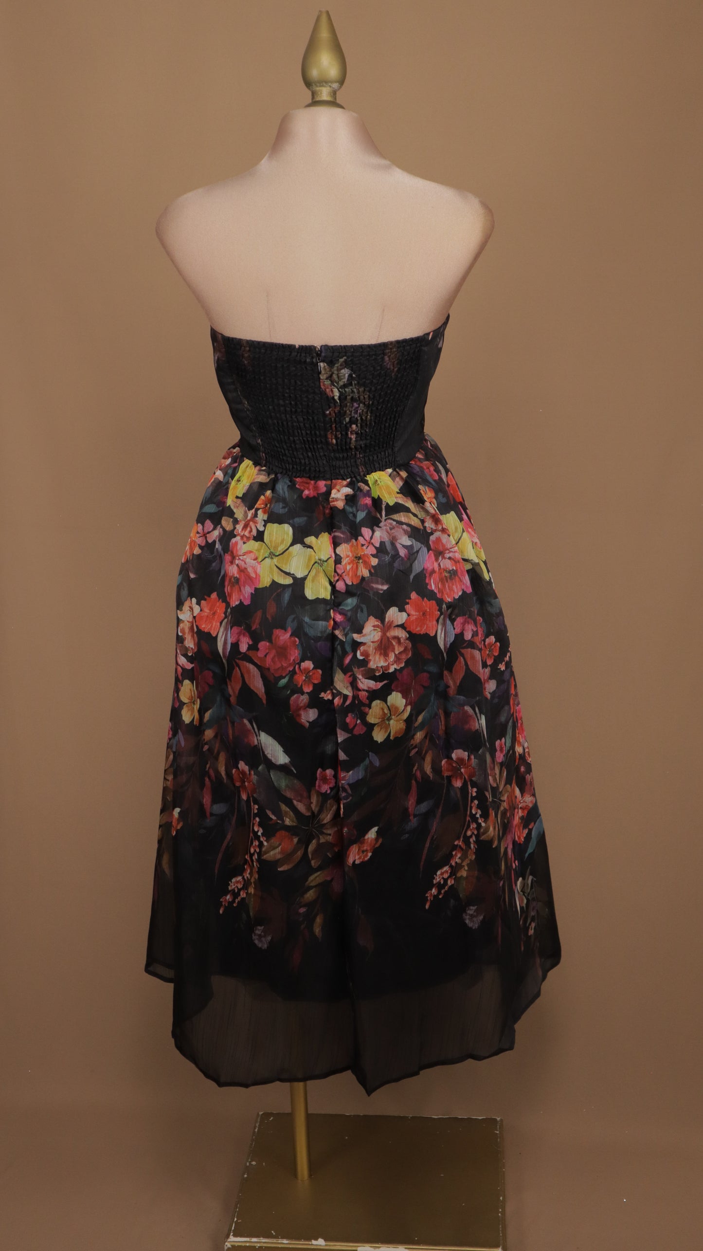 Vestido estraple con estampado floreado y falda circular