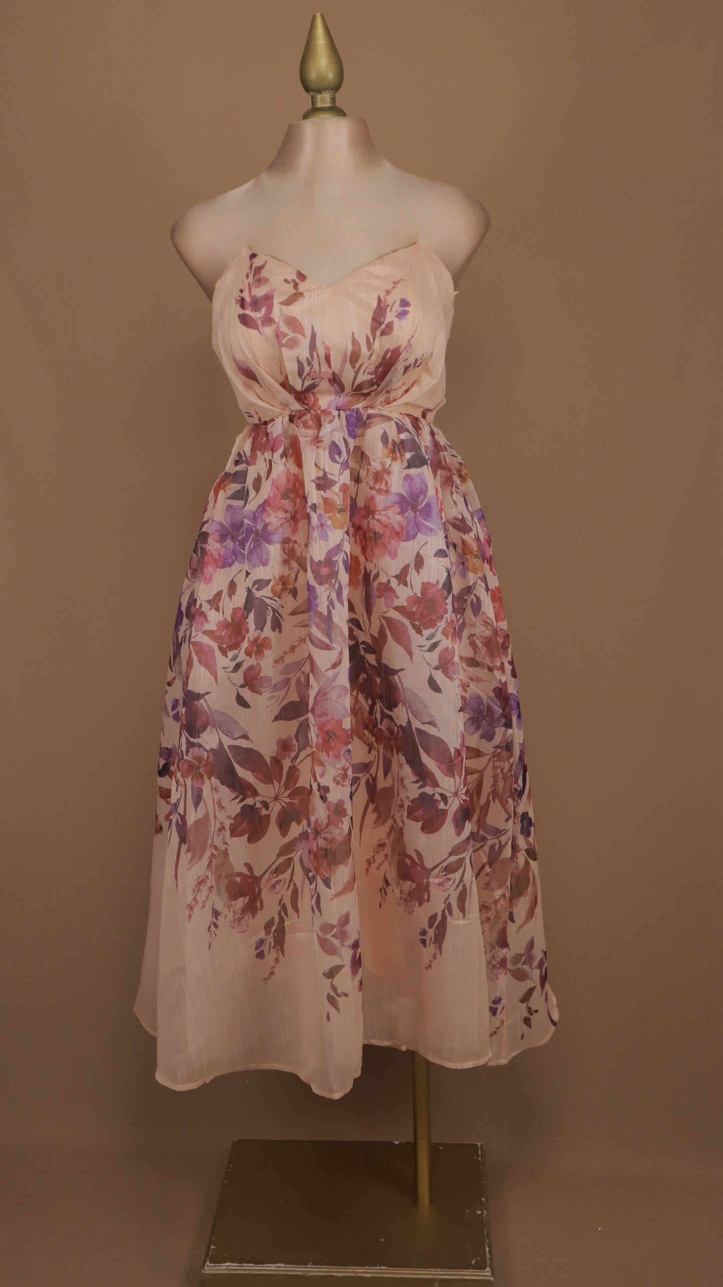 Vestido estraple con estampado floreado y falda circular
