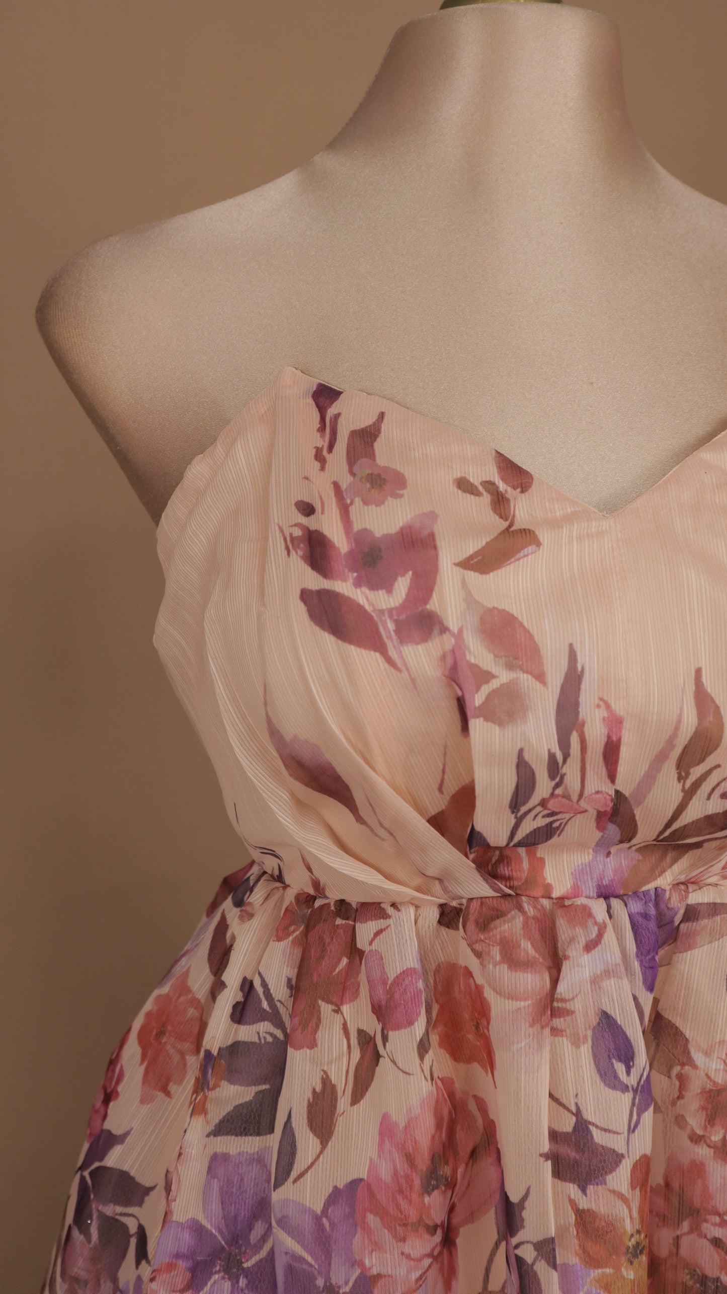 Vestido estraple con estampado floreado y falda circular