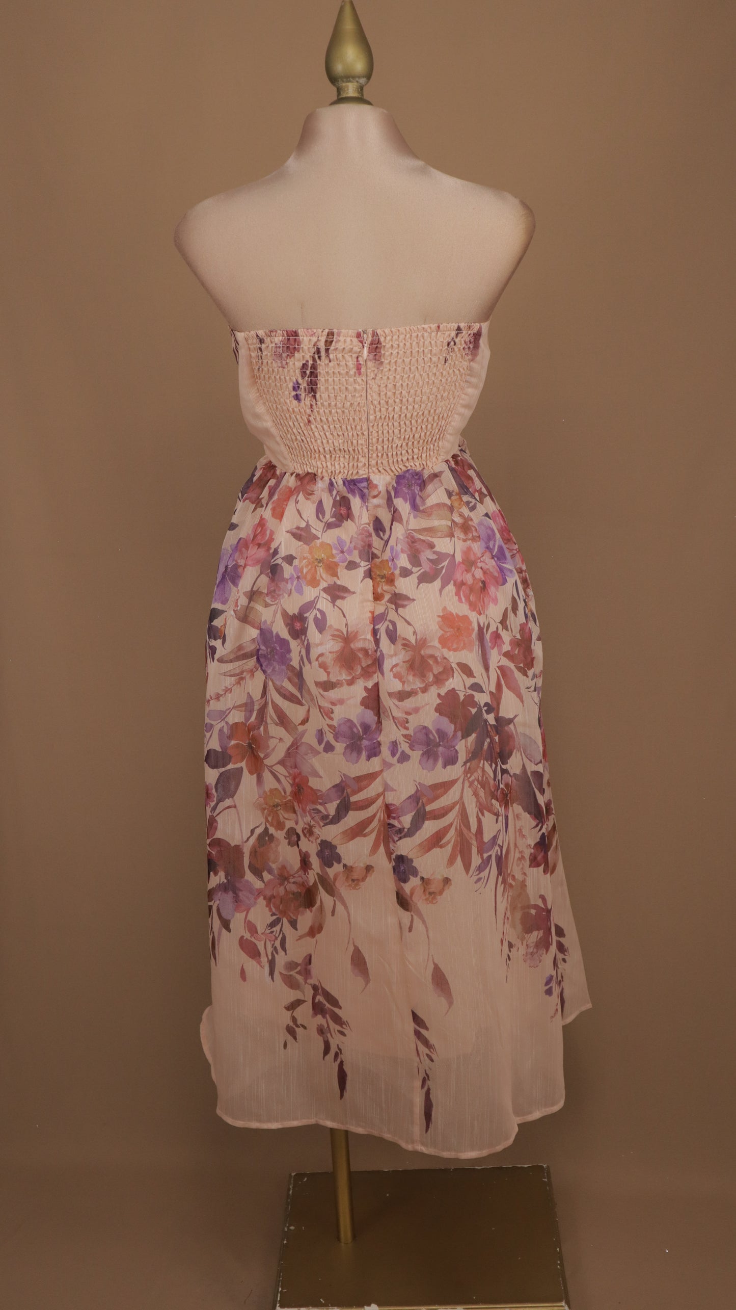 Vestido estraple con estampado floreado y falda circular