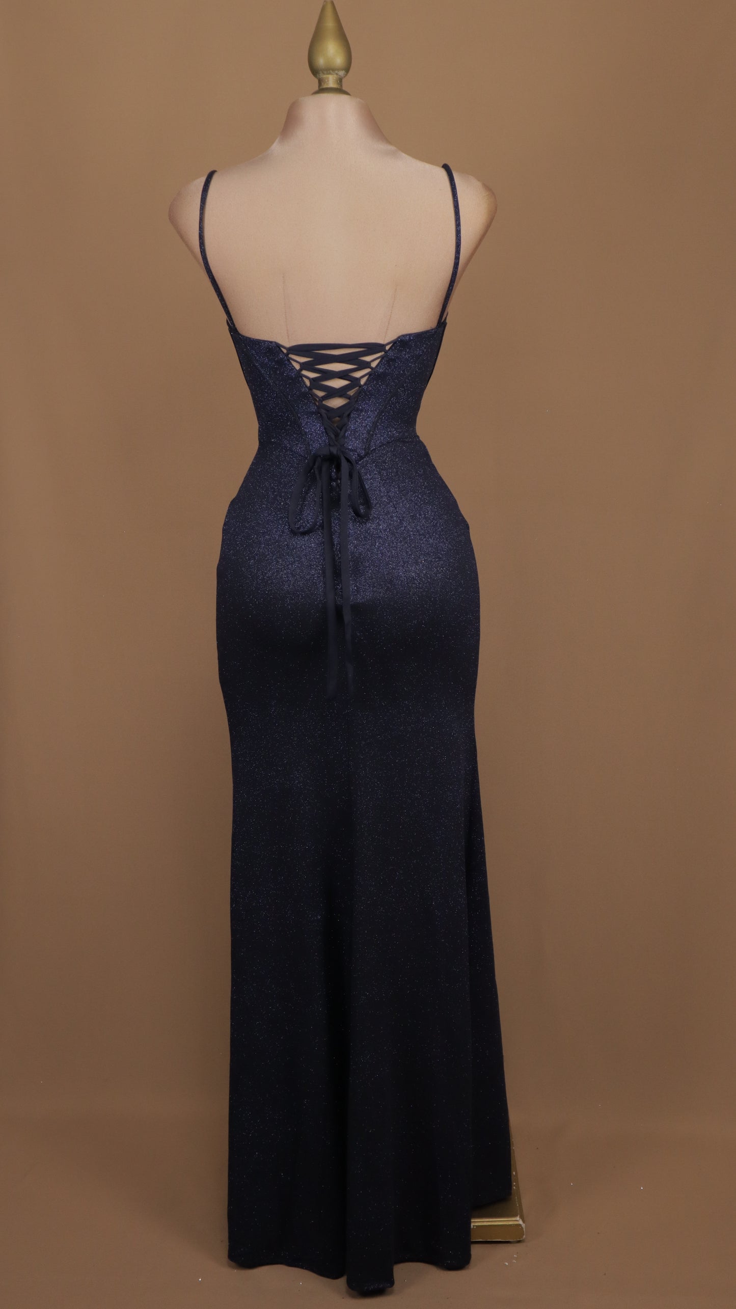 Vestido corte sirena con corset y destellos