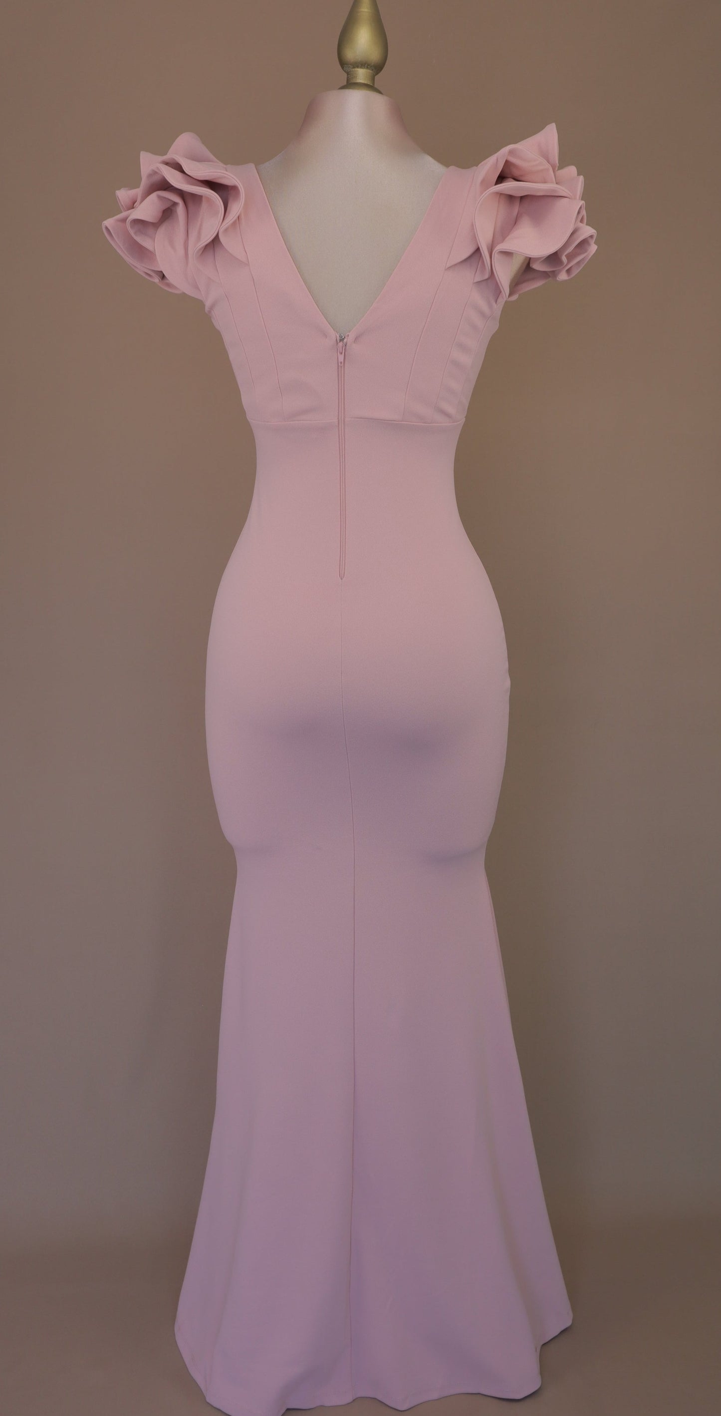 Vestido largo corte sirena con escarola