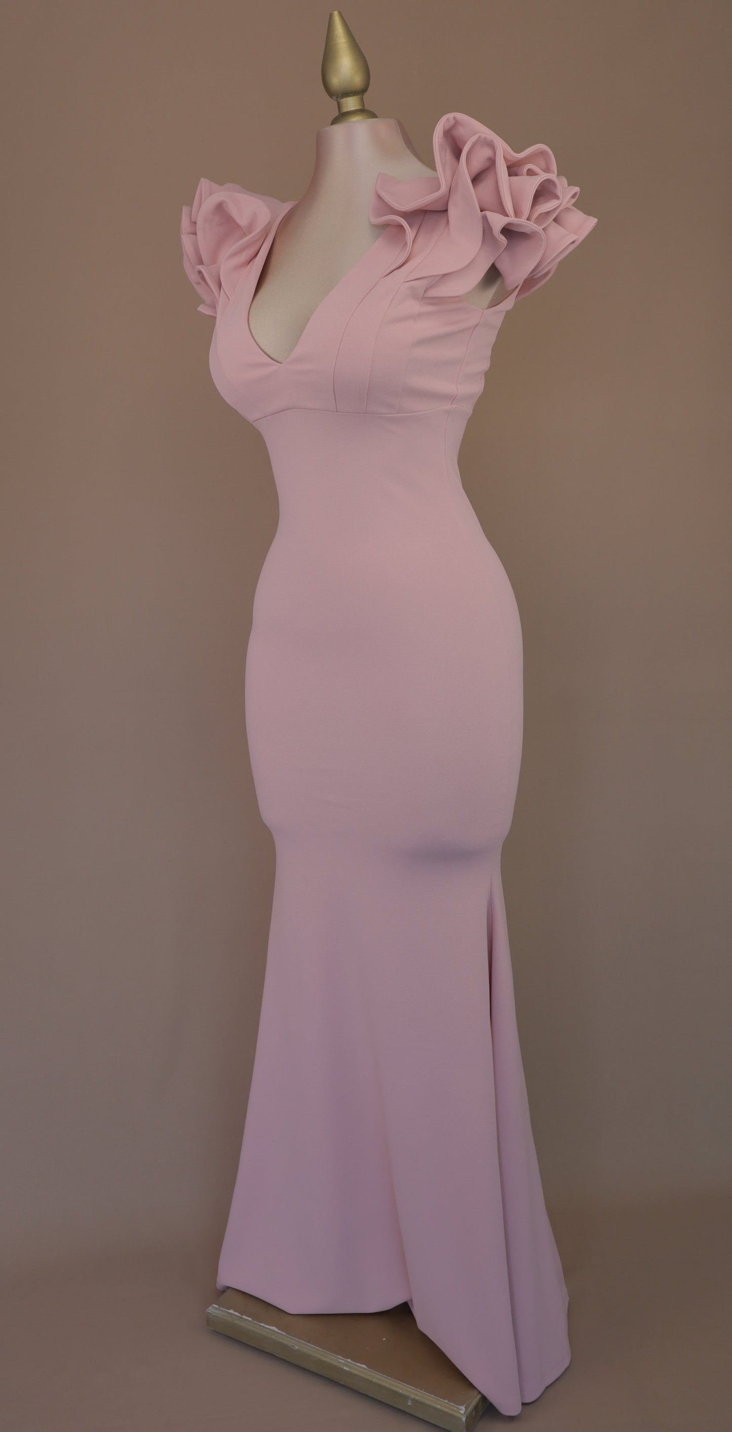Vestido largo corte sirena con escarola