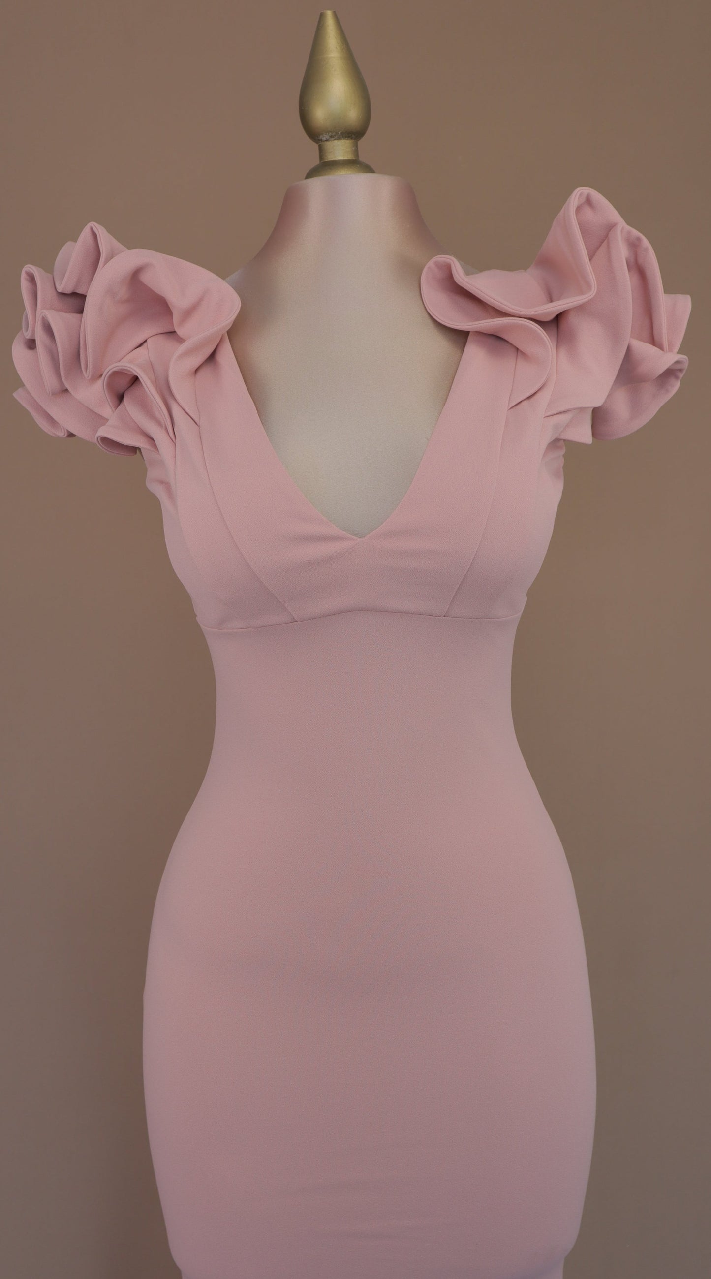 Vestido largo corte sirena con escarola