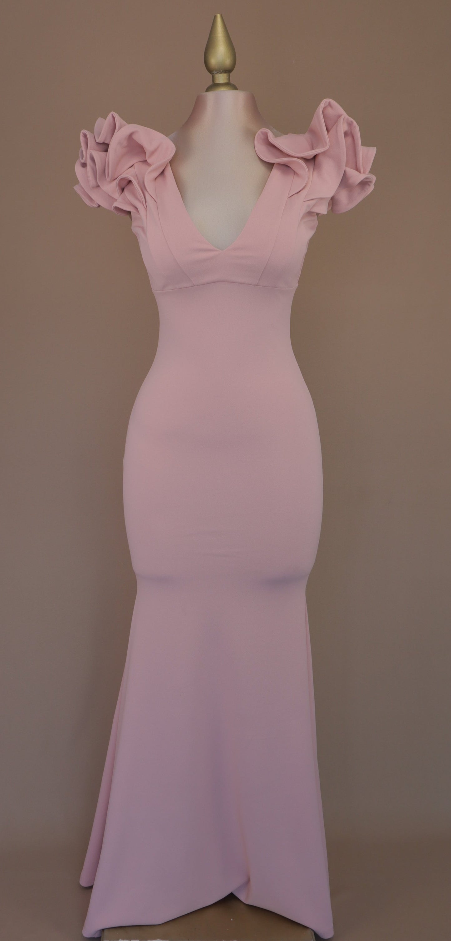 Vestido largo corte sirena con escarola