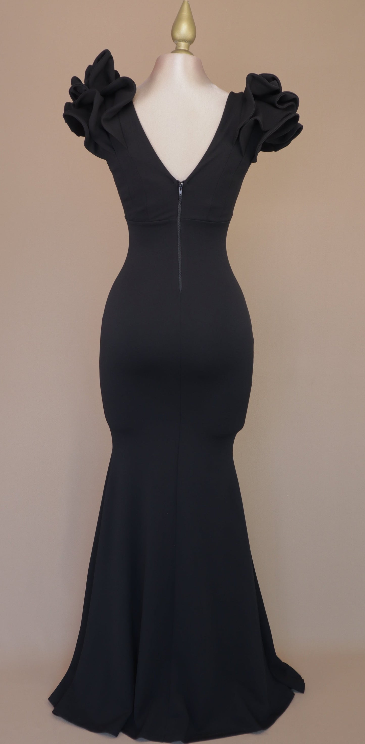 Vestido largo corte sirena con escarola