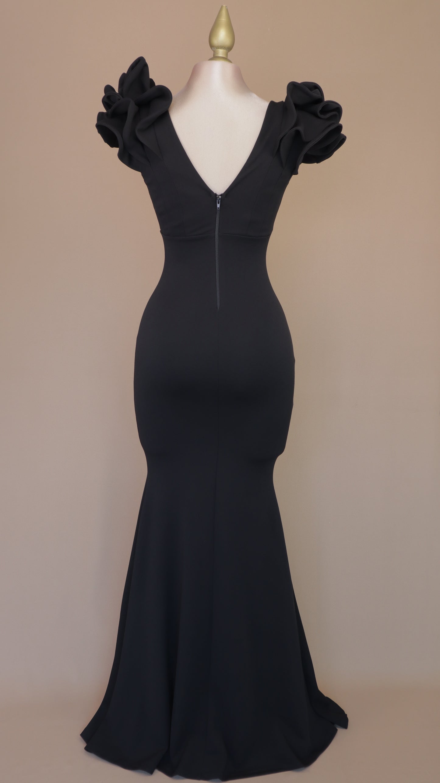 Vestido largo con destellos y escarola en hombro