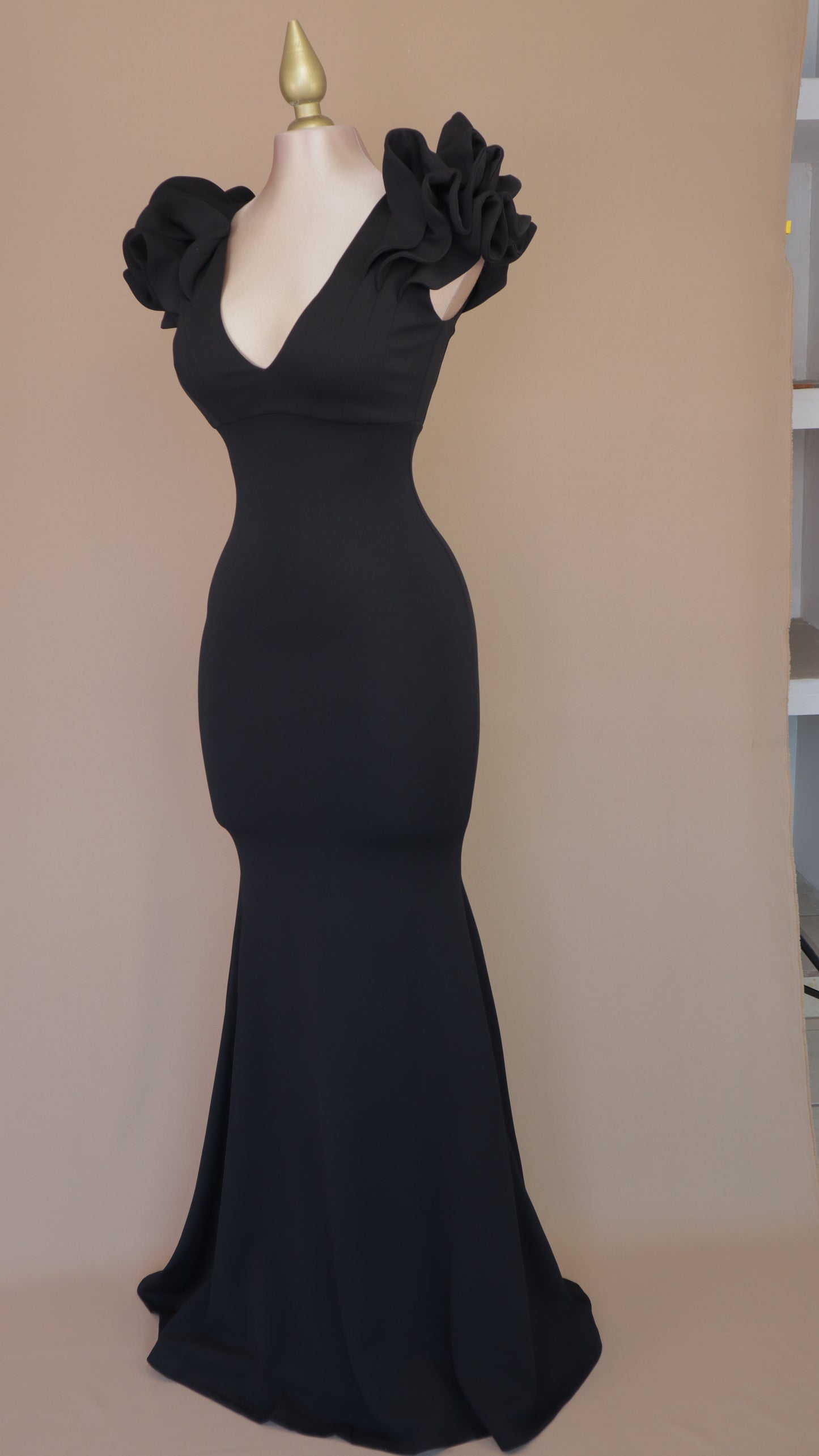 Vestido largo con destellos y escarola en hombro