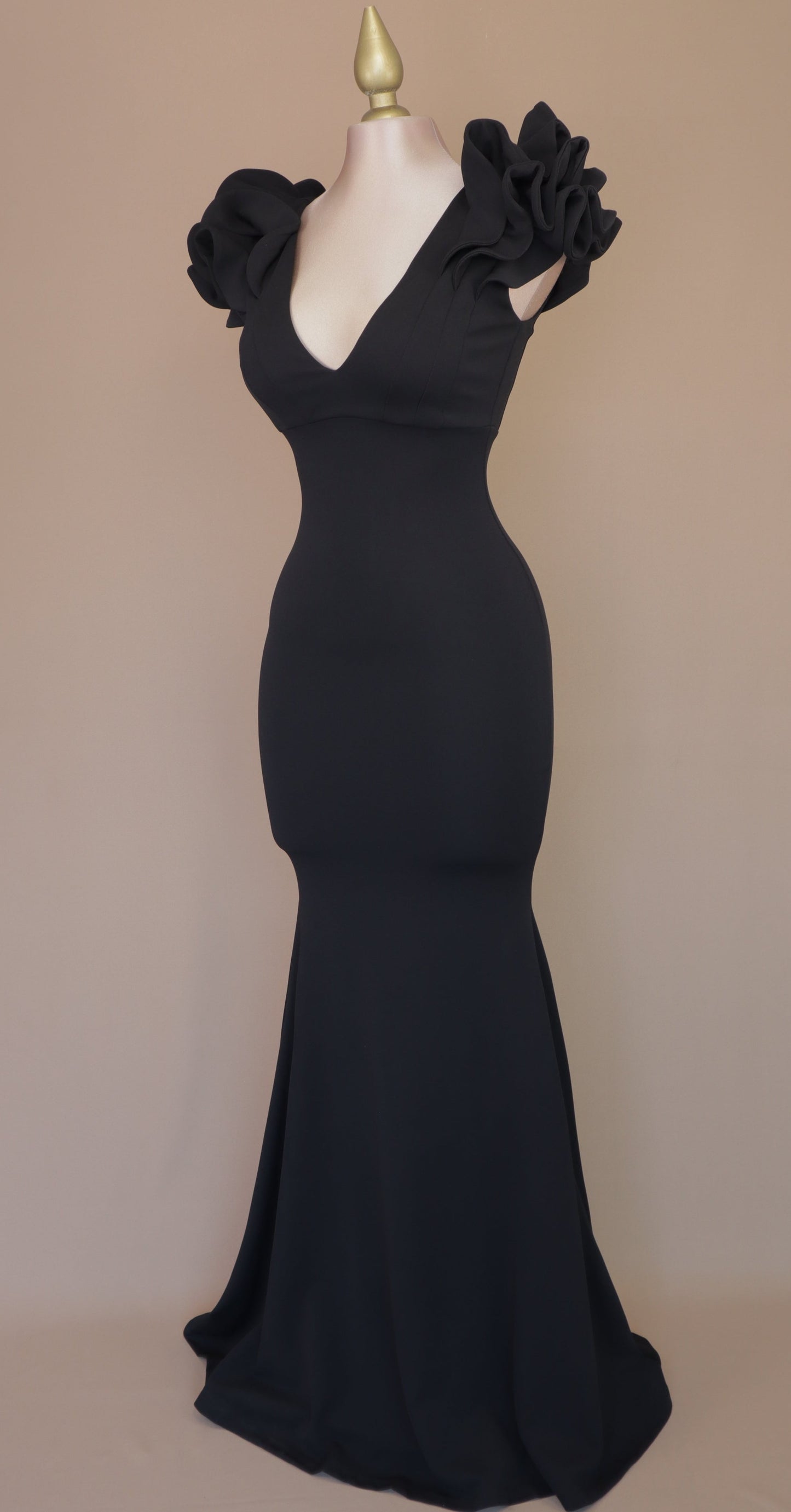 Vestido largo corte sirena con escarola