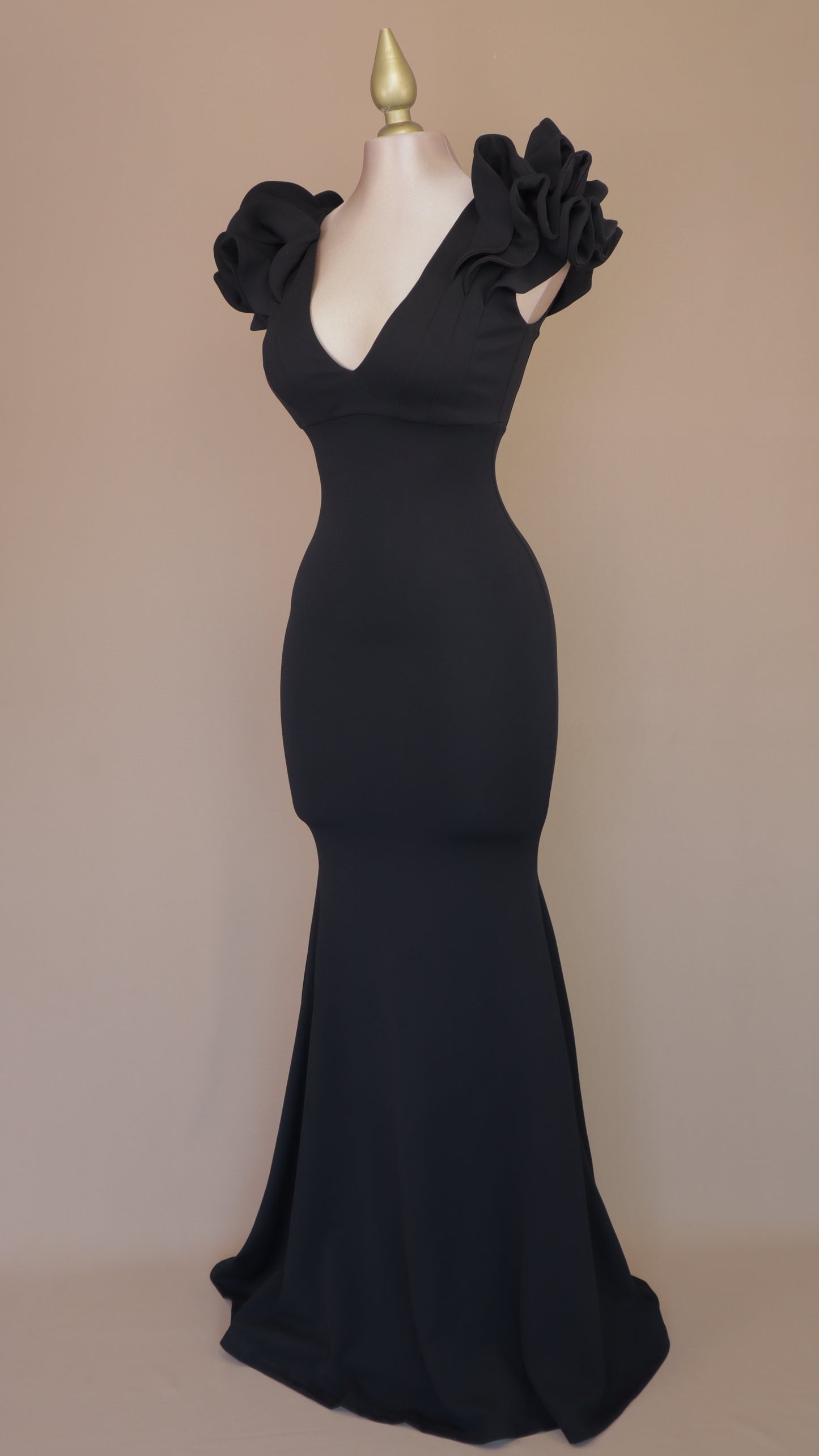 Vestido largo con destellos y escarola en hombro