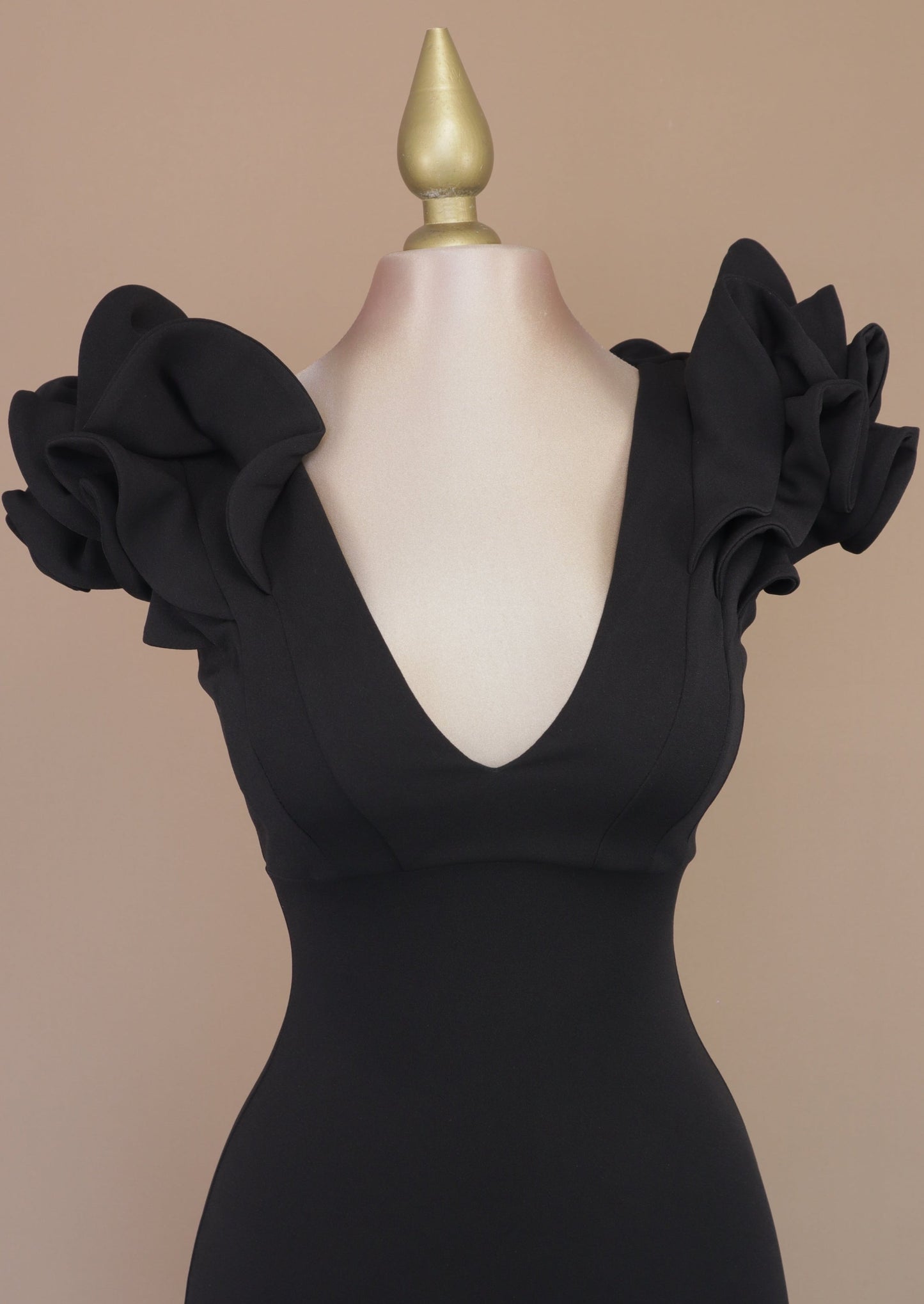 Vestido largo corte sirena con escarola
