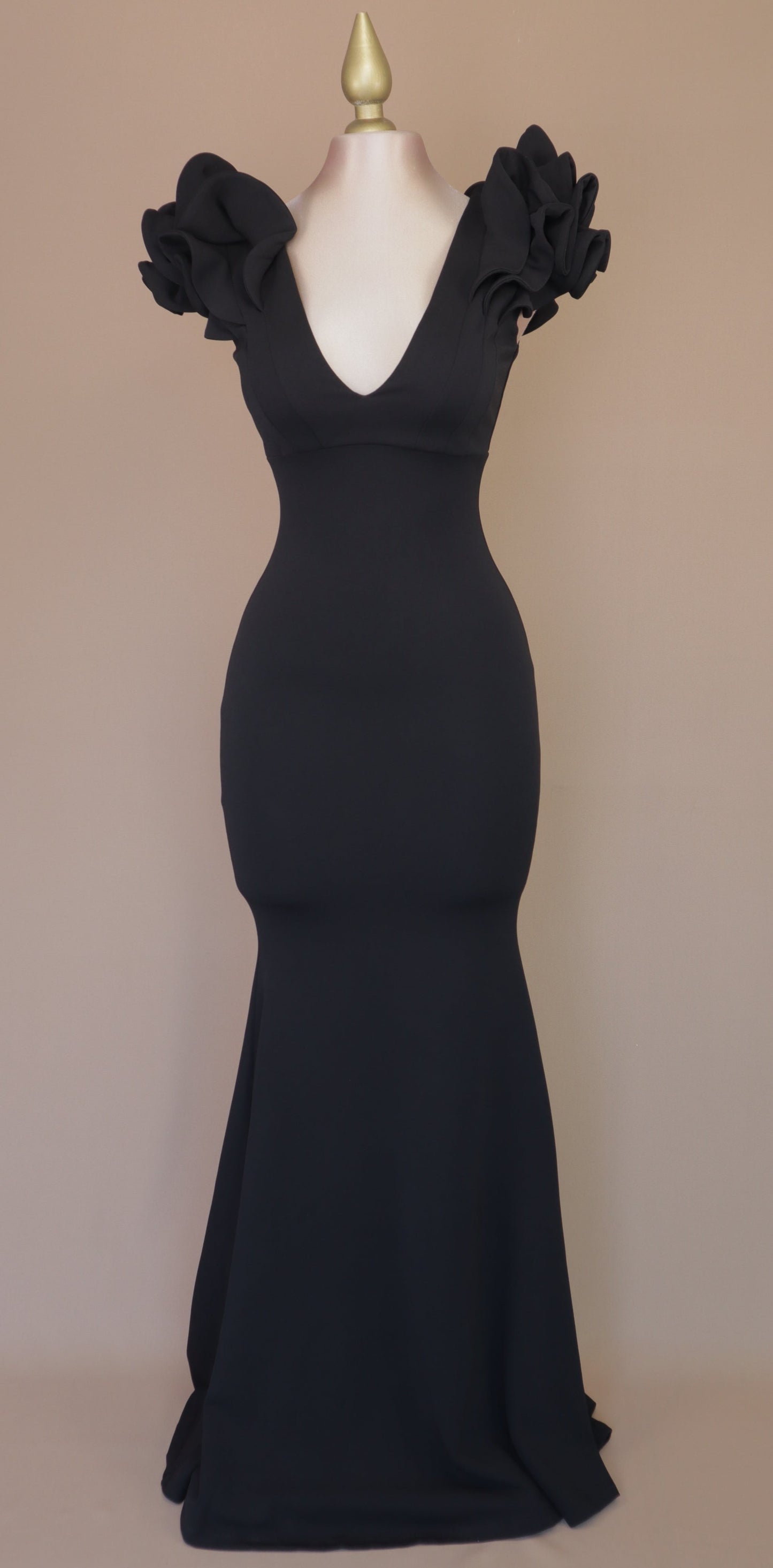 Vestido largo corte sirena con escarola