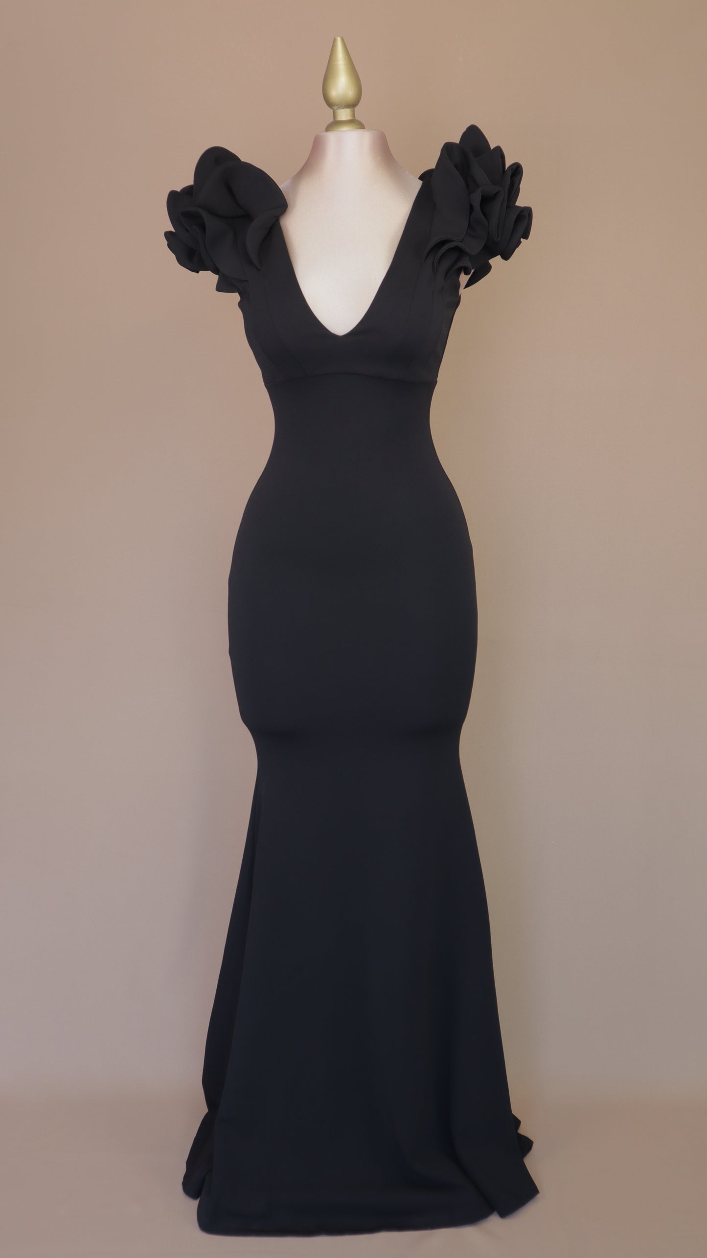Vestido largo con destellos y escarola en hombro