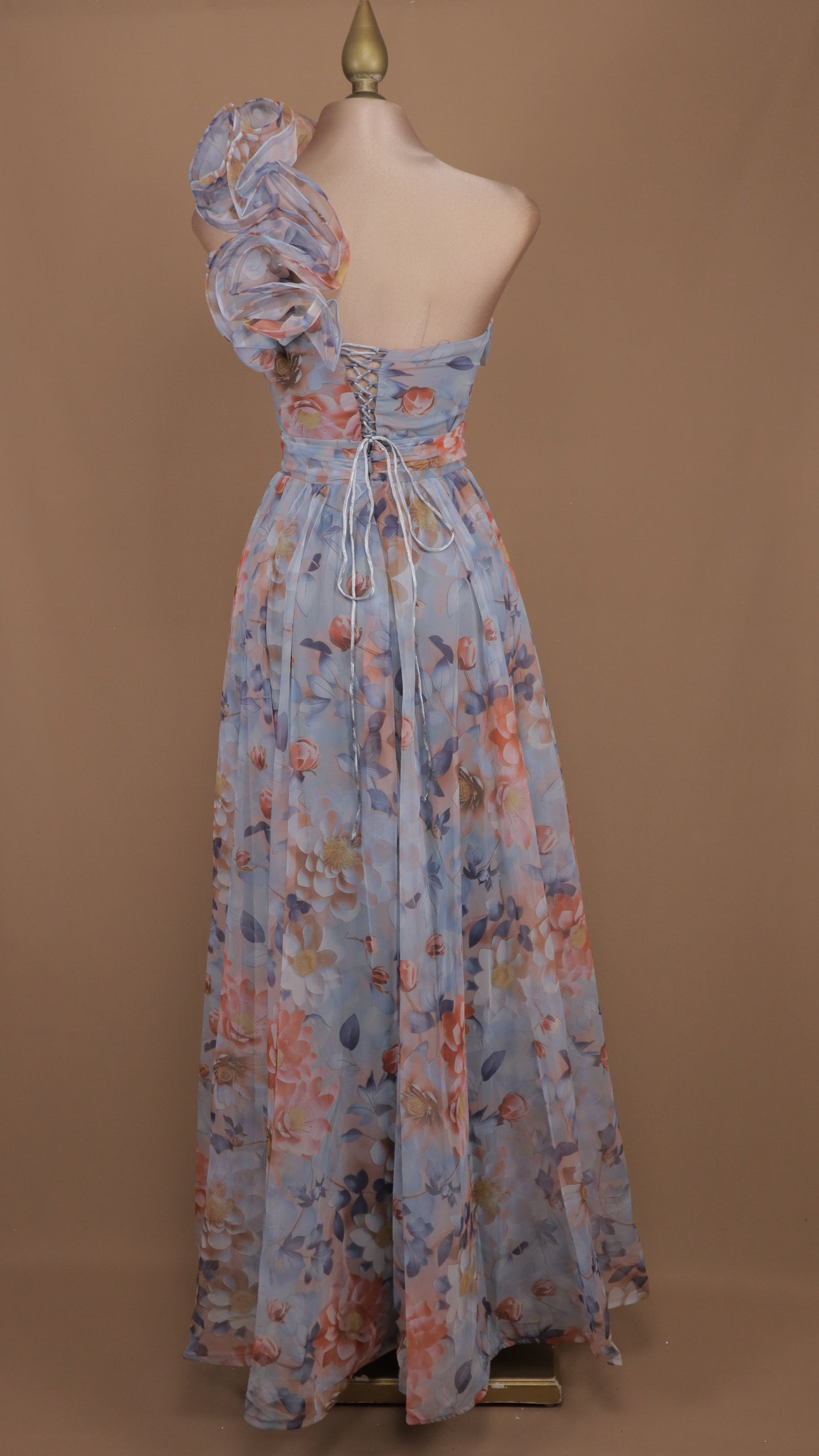 Vestido largo estampado con escarola en hombro