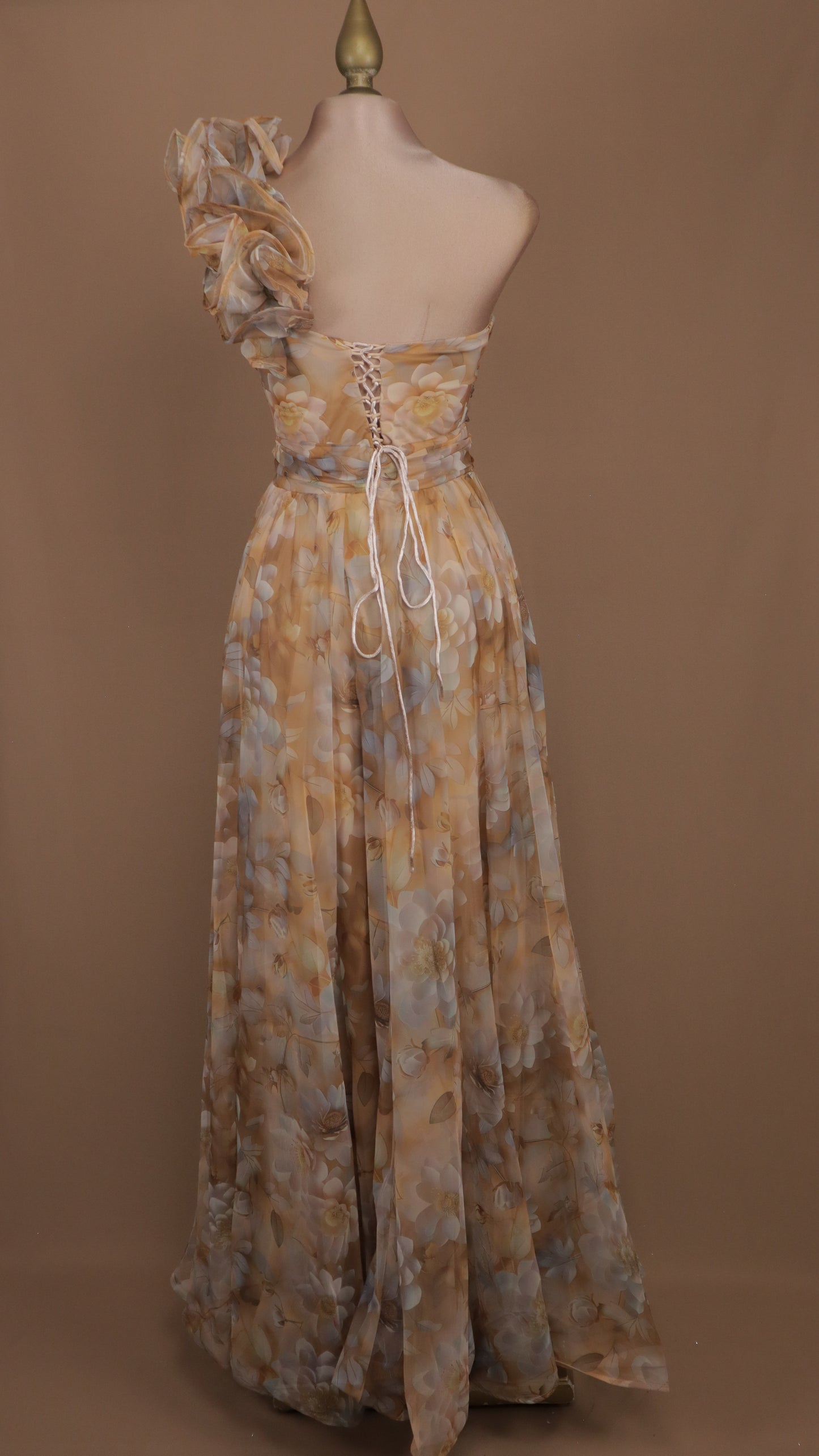 Vestido largo estampado con escarola en hombro