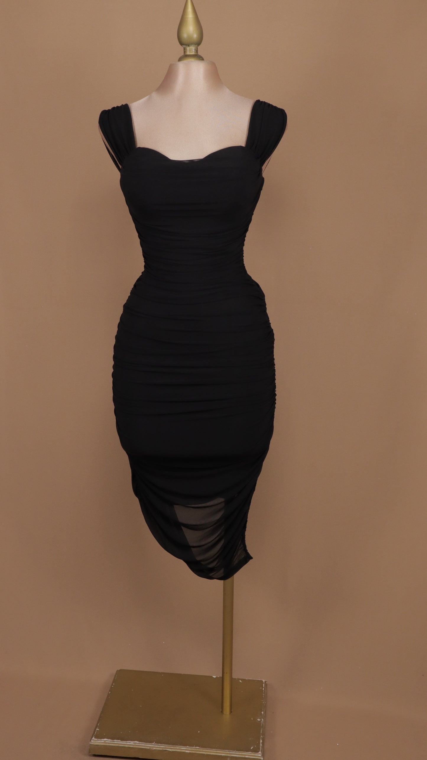 Vestido midi pegadito con abertura en pierna