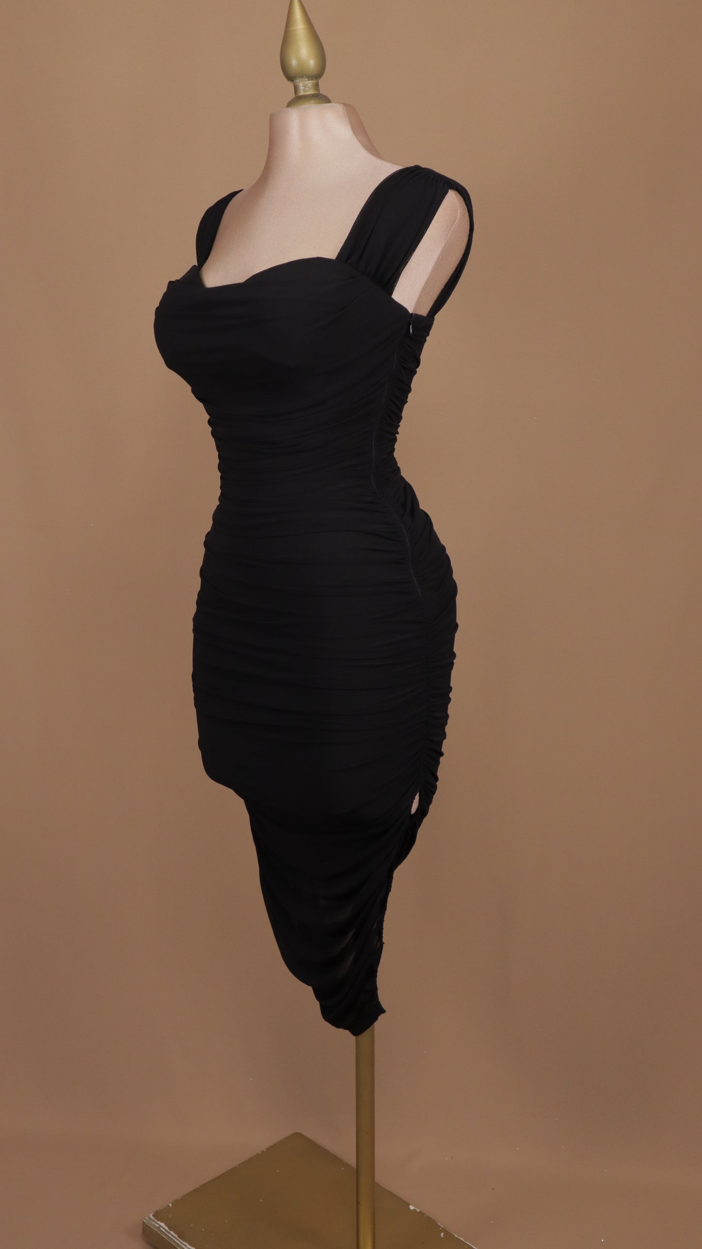 Vestido midi pegadito con abertura en pierna